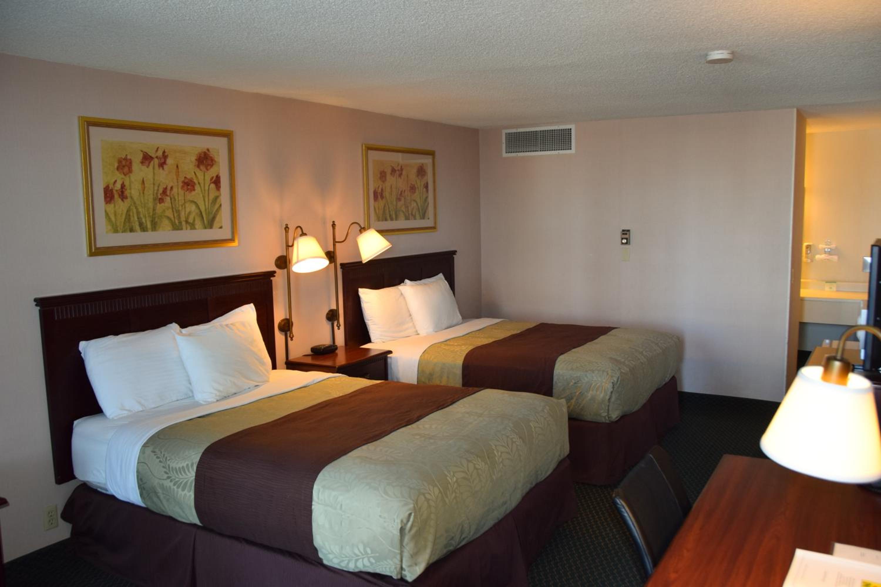 Queen Room with Two Queen Beds - Non-Smoking - Photo 6