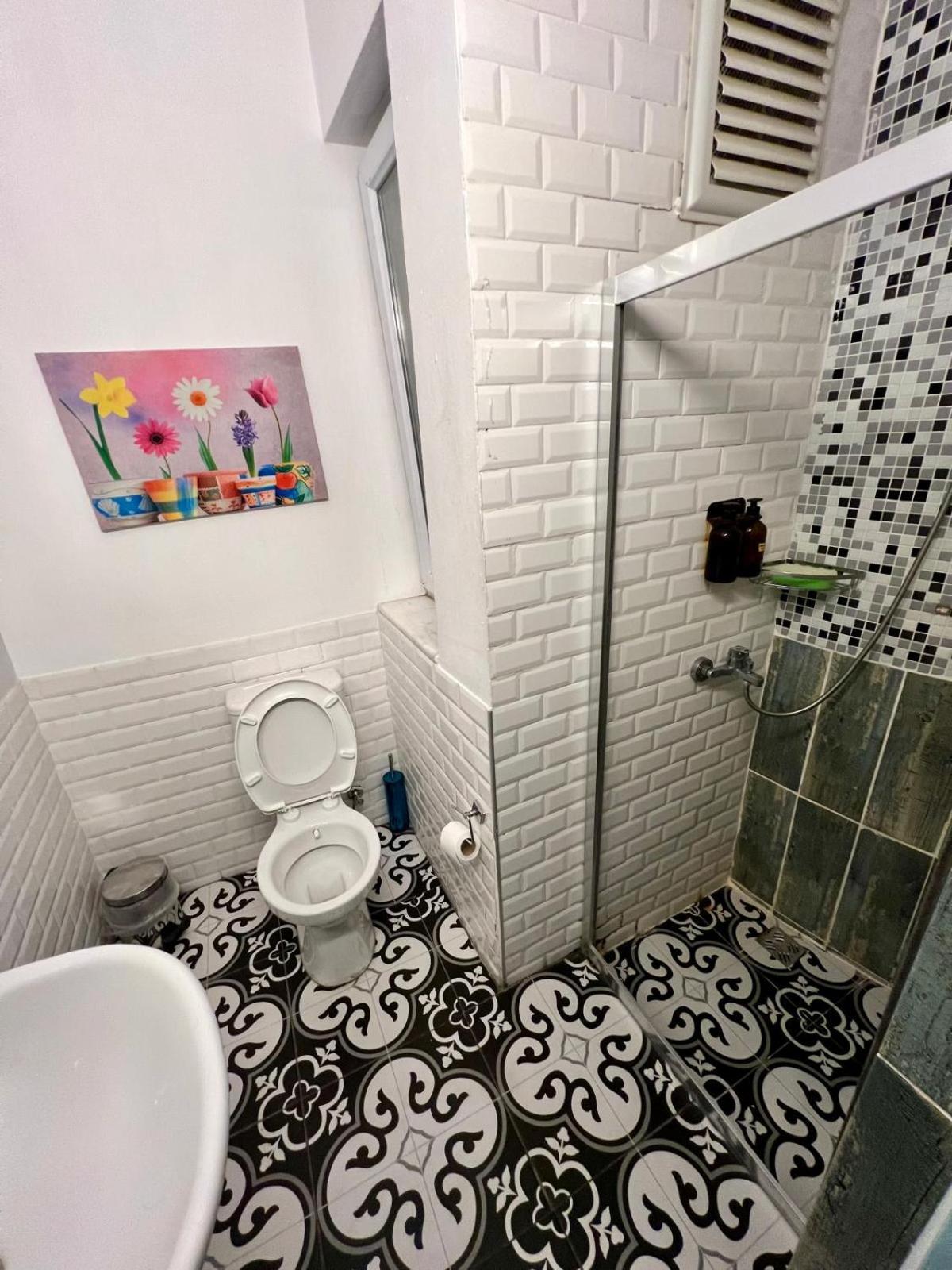 Queen Room With Shared Bathroom photo 3