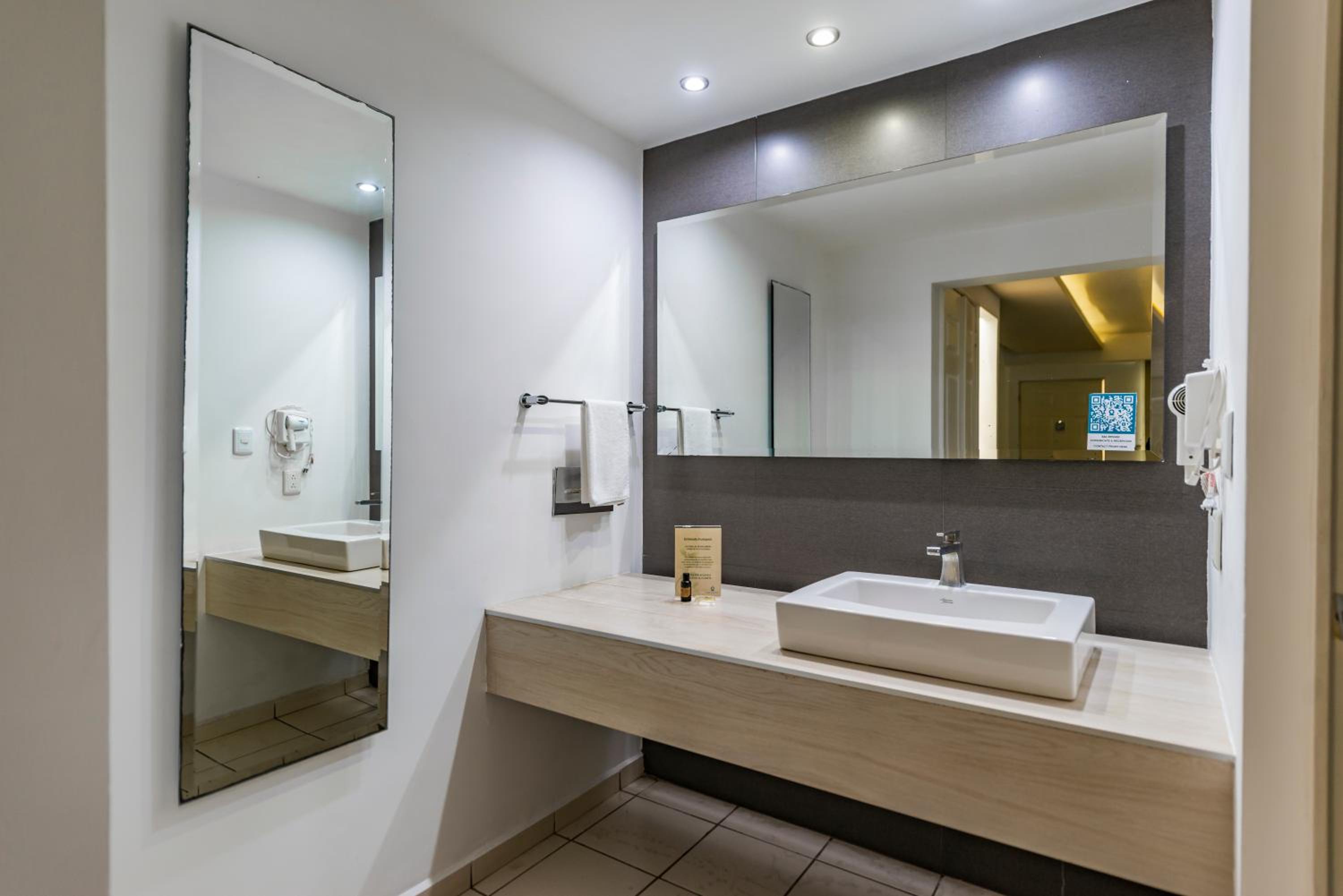 Standard King Room - Photo 4