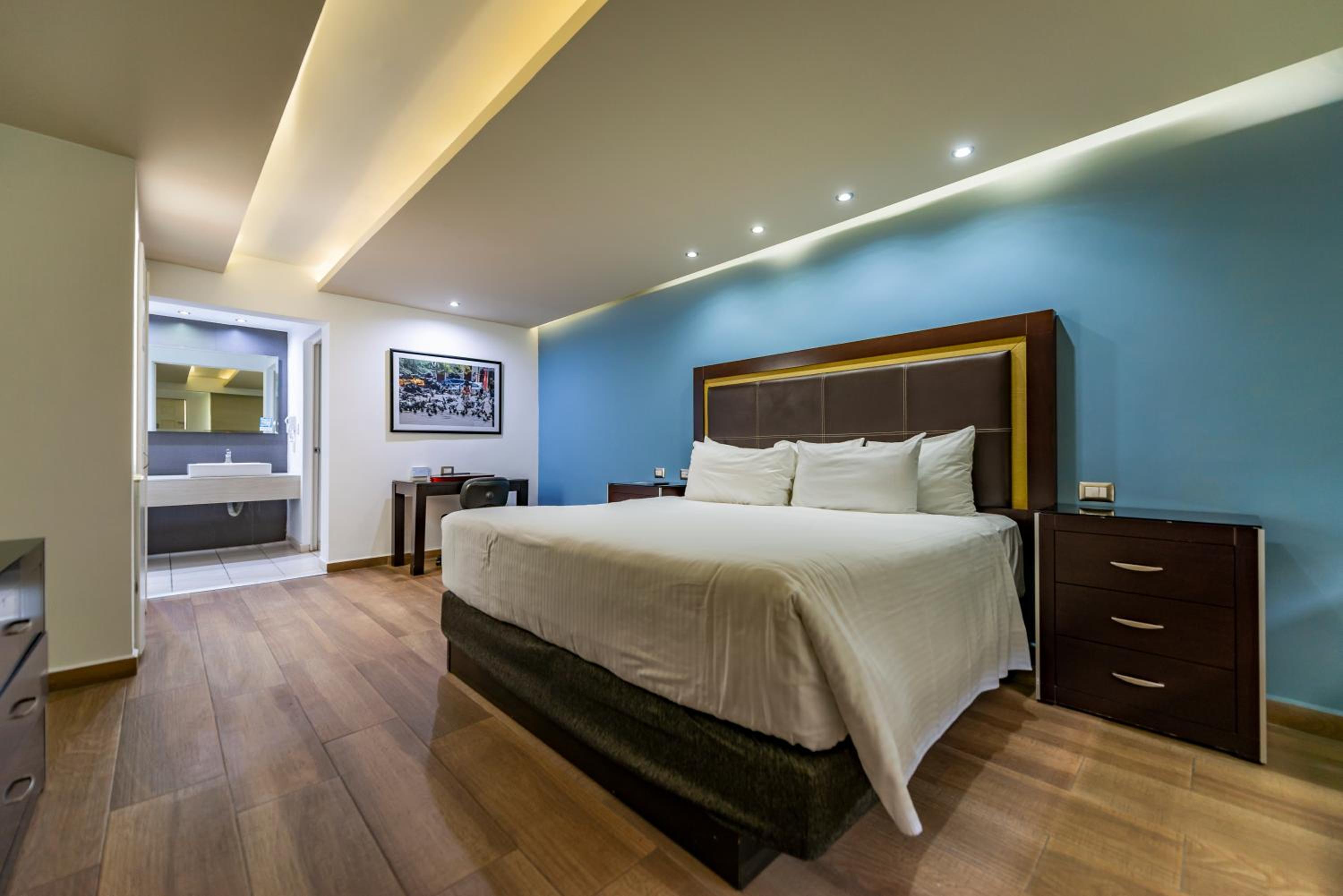Standard King Room - Photo 3