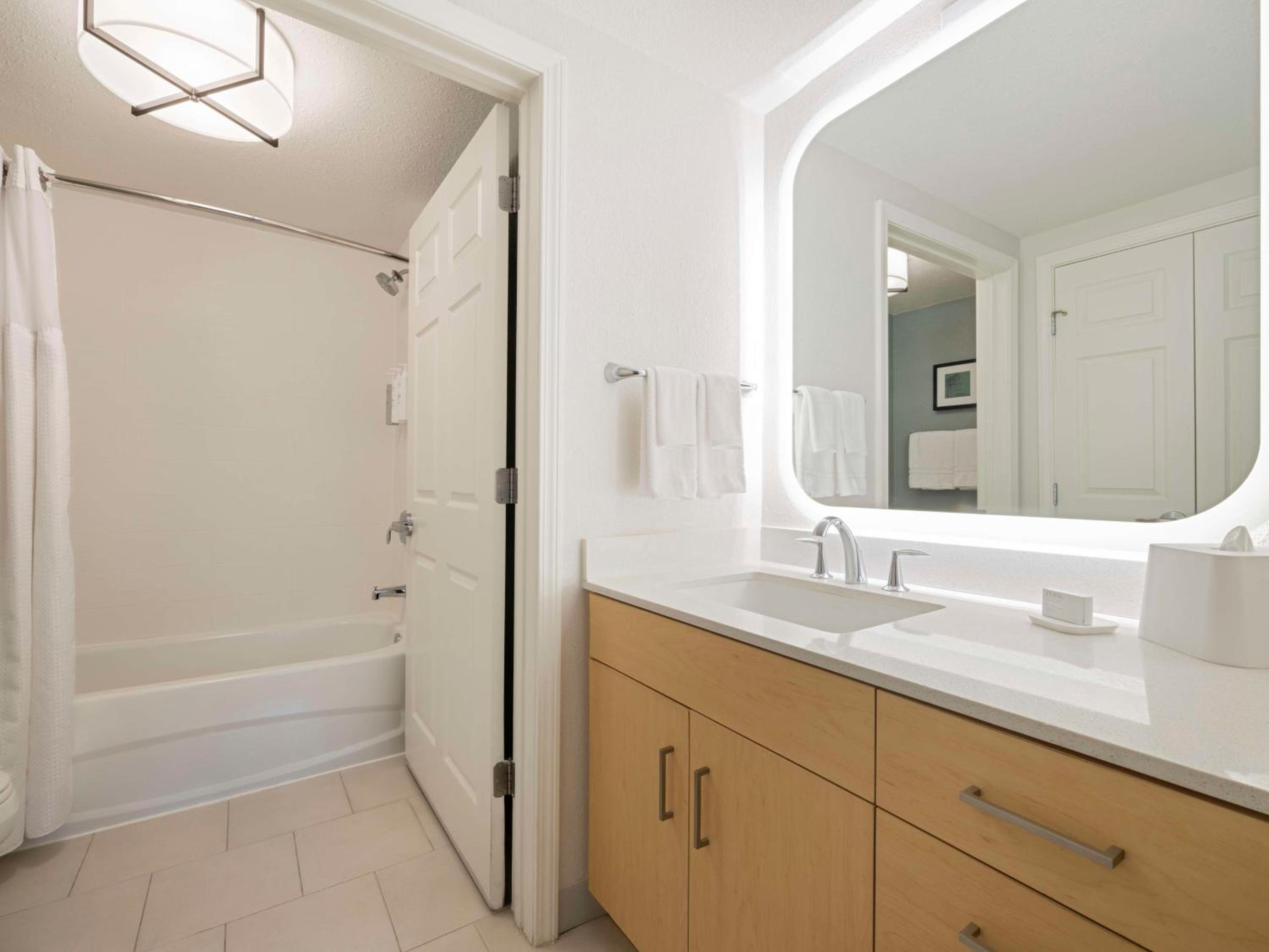 One-Bedroom Suite with Two Double Beds - Photo 2