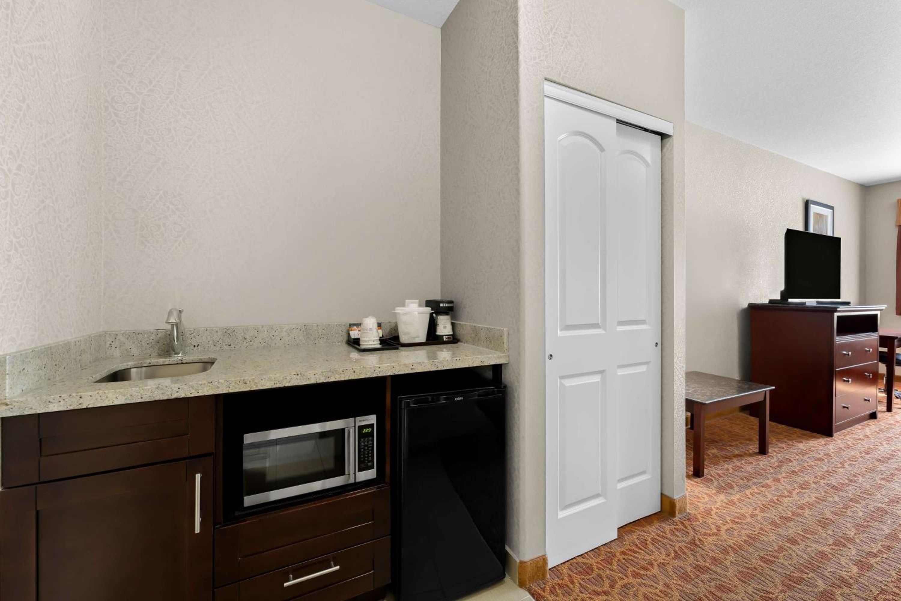 Queen Room with Two Queen Beds - Non-Smoking - Photo 3