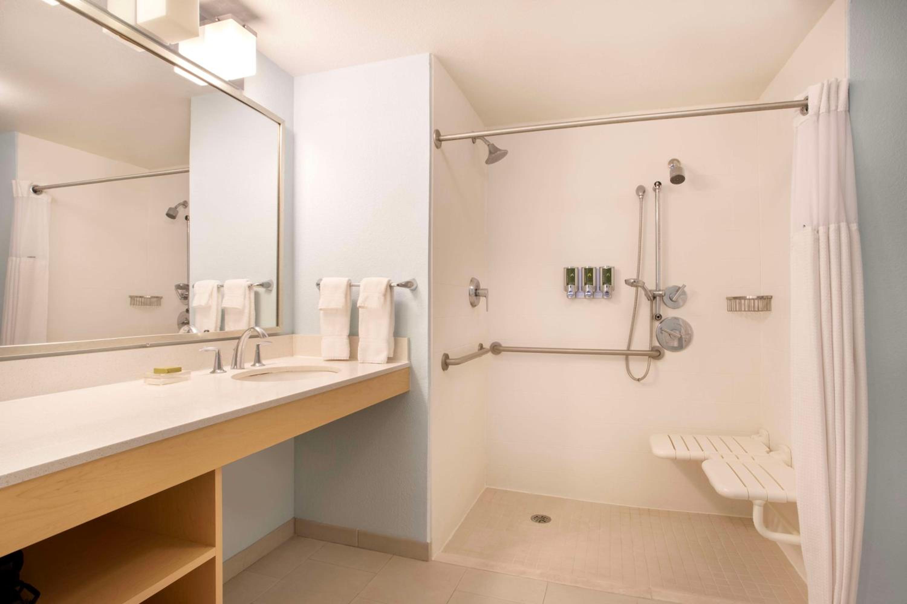 One-Bedroom Suite with Two Double Beds - Photo 3