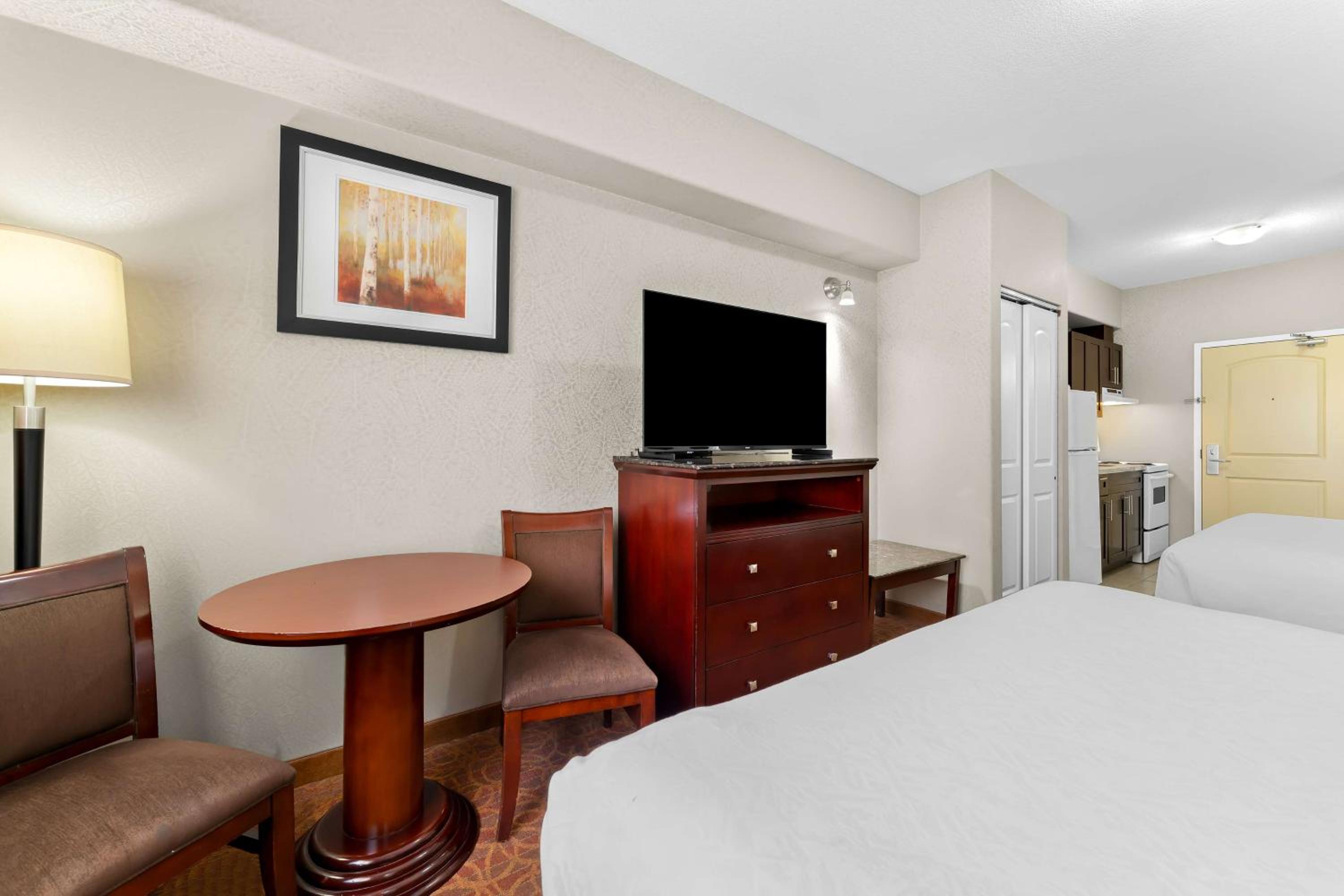 Deluxe Queen Room with Two Queen Beds - Non-Smoking photo 2