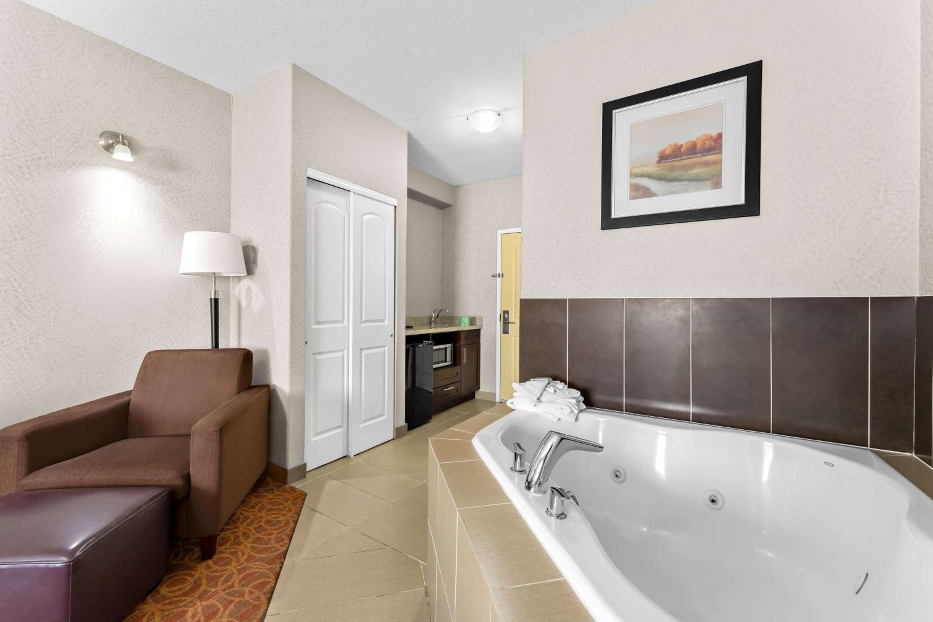 King Room with Spa Bath - Non-Smoking - Photo 2