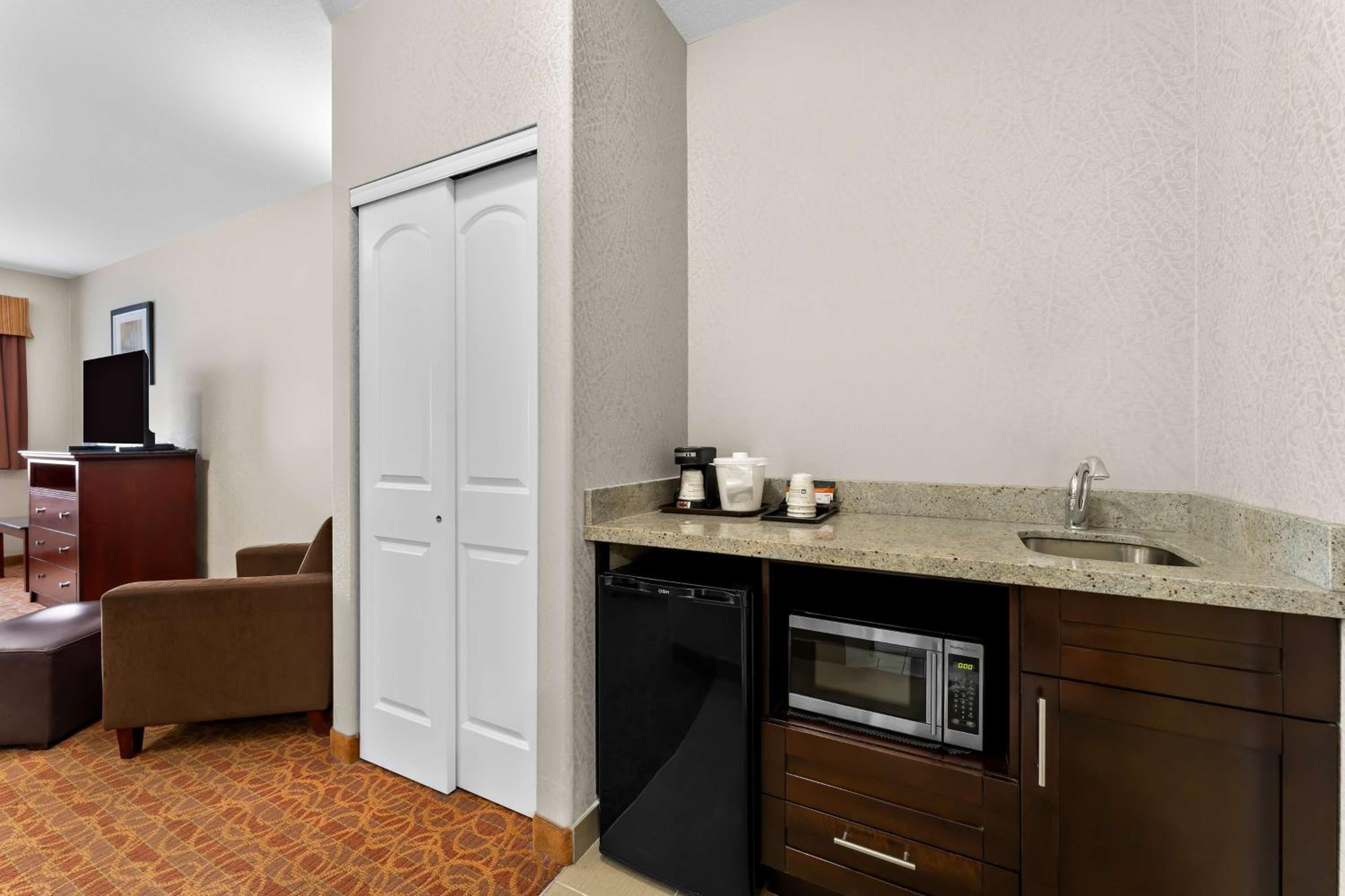 King Room - Non-Smoking - Photo 1