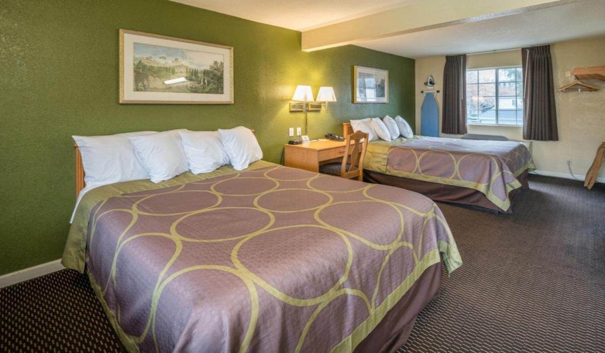 Standard Queen Room with Two Queen Beds - Photo 4