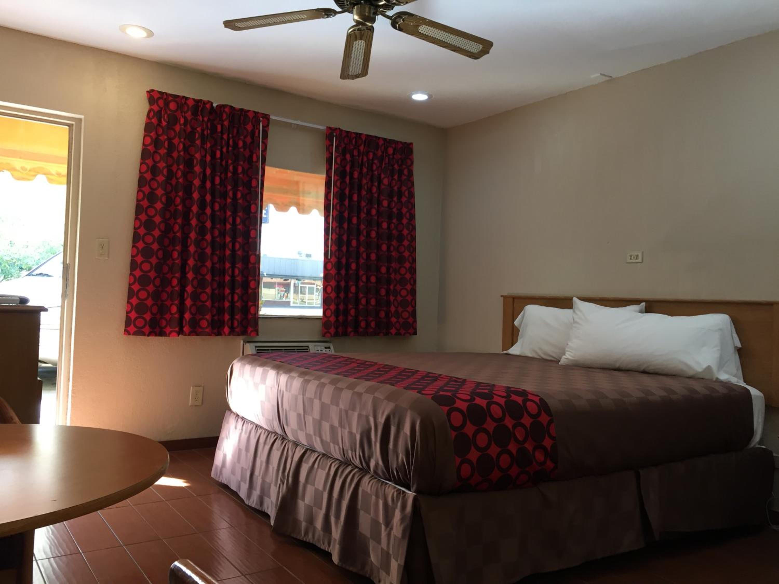 King Room - Non-Smoking photo 3