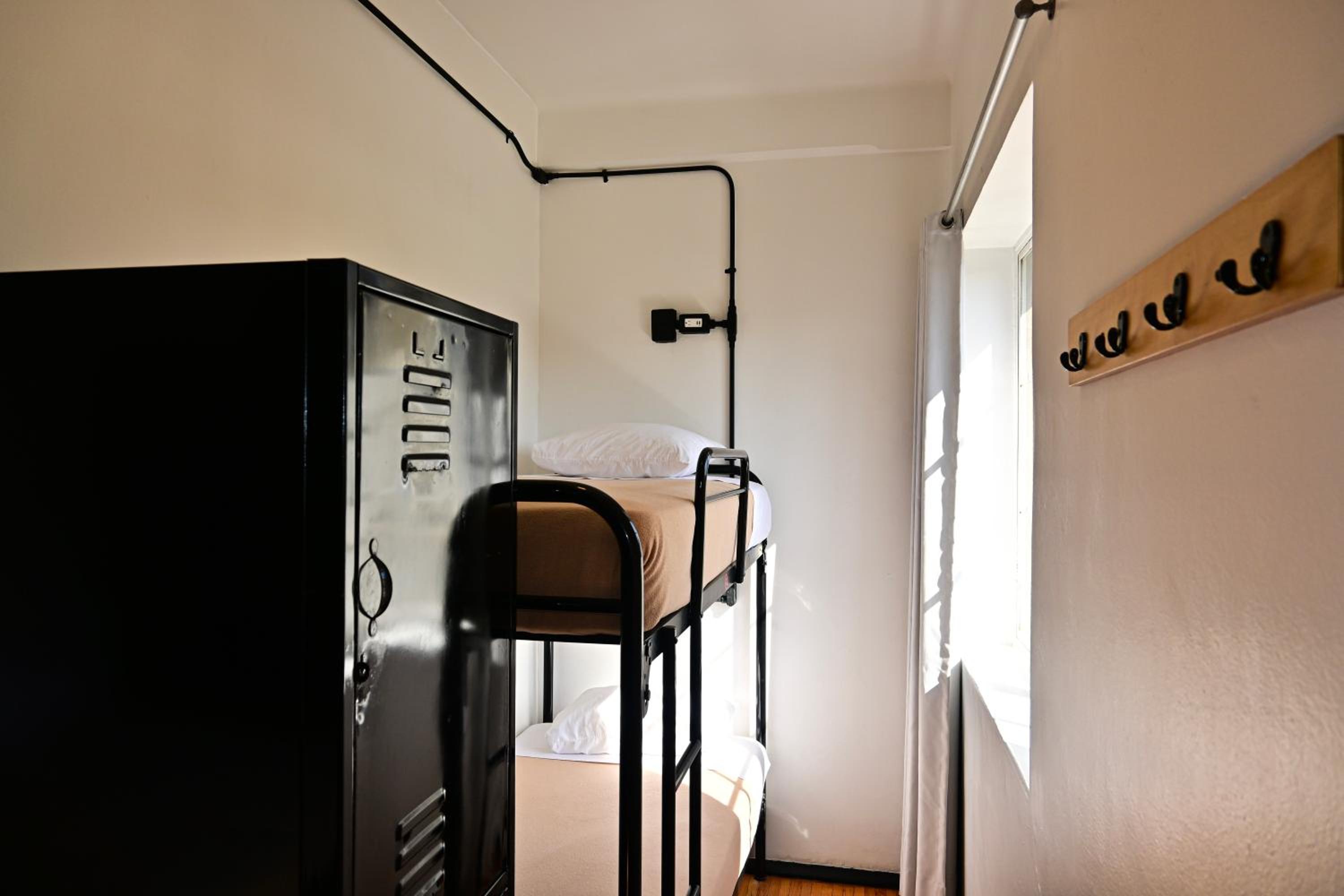 Bed in 6-Bed Mixed Dormitory Room Interior Shared Bathroom - Zocalo View photo 2