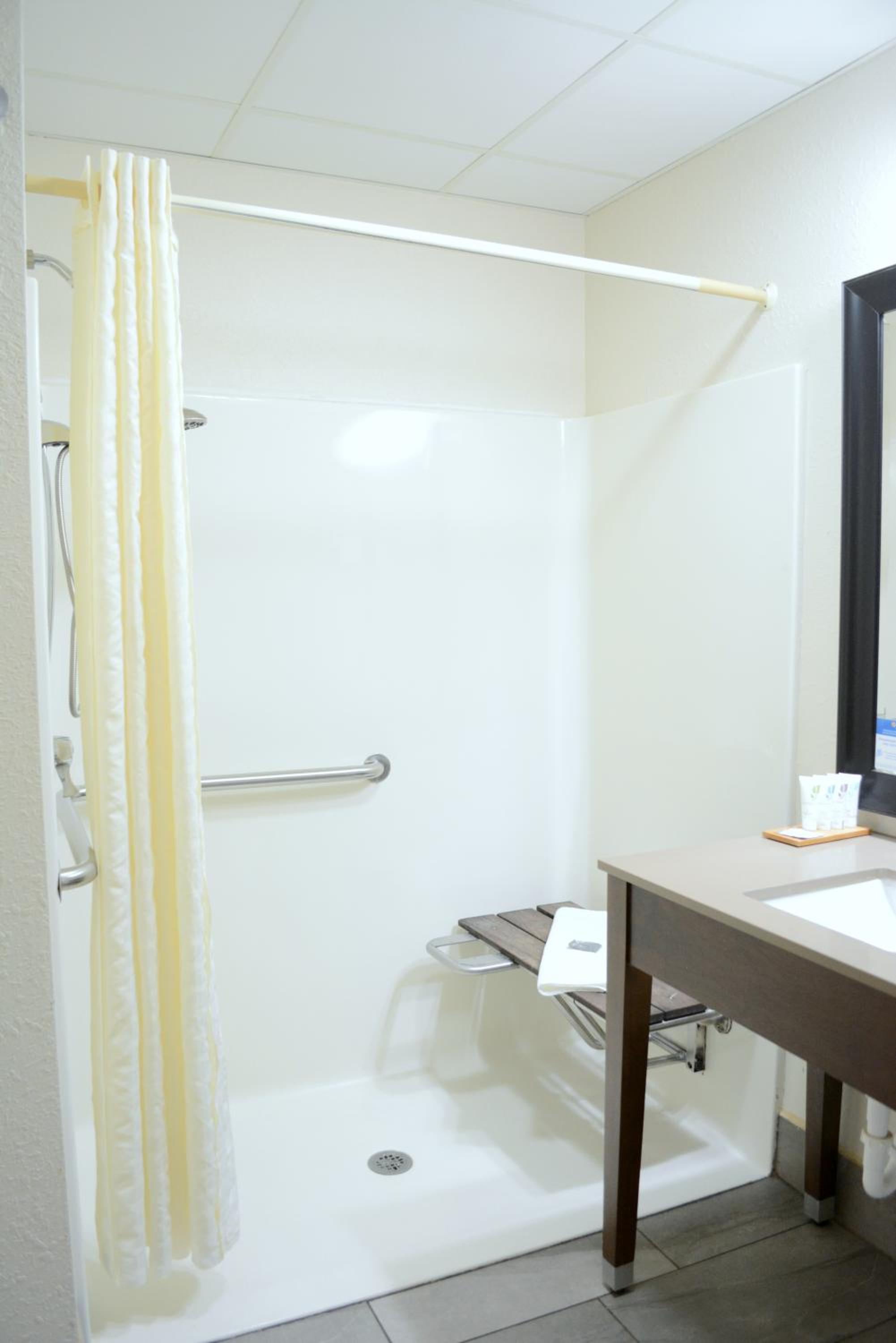 King Room with Roll-In Shower - Disability Access/Non Smoking photo 2