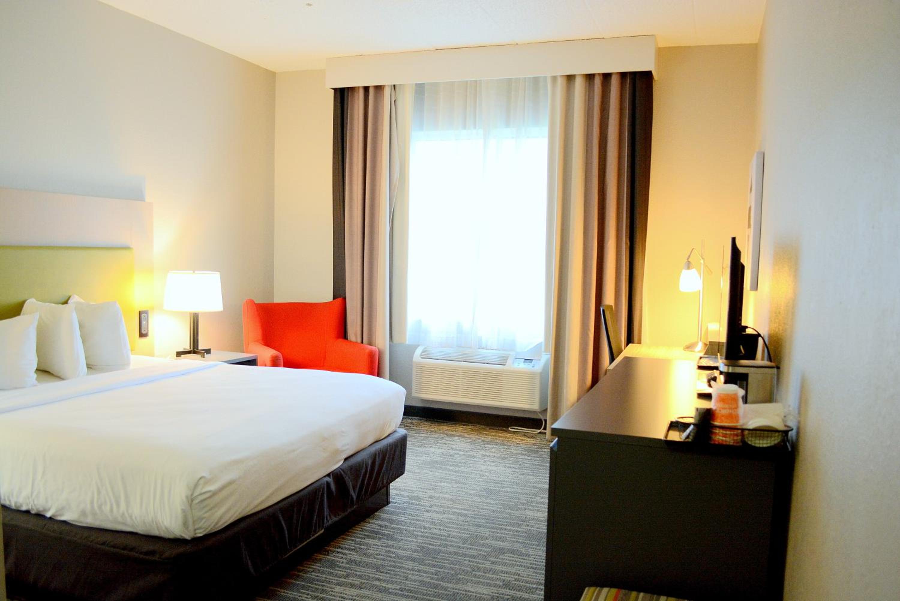 King Room with Roll-In Shower - Disability Access/Non Smoking photo 1