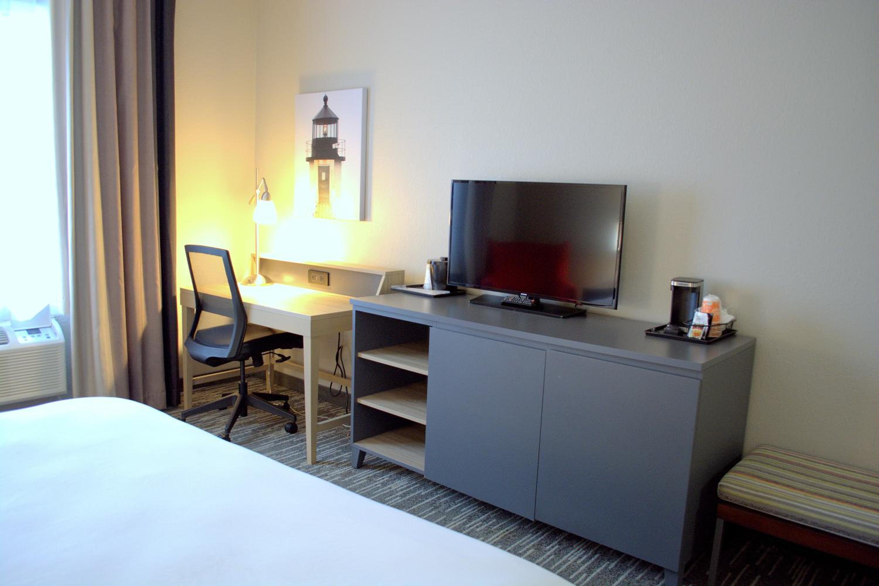 King Room with Roll-In Shower - Disability Access/Non Smoking photo 3