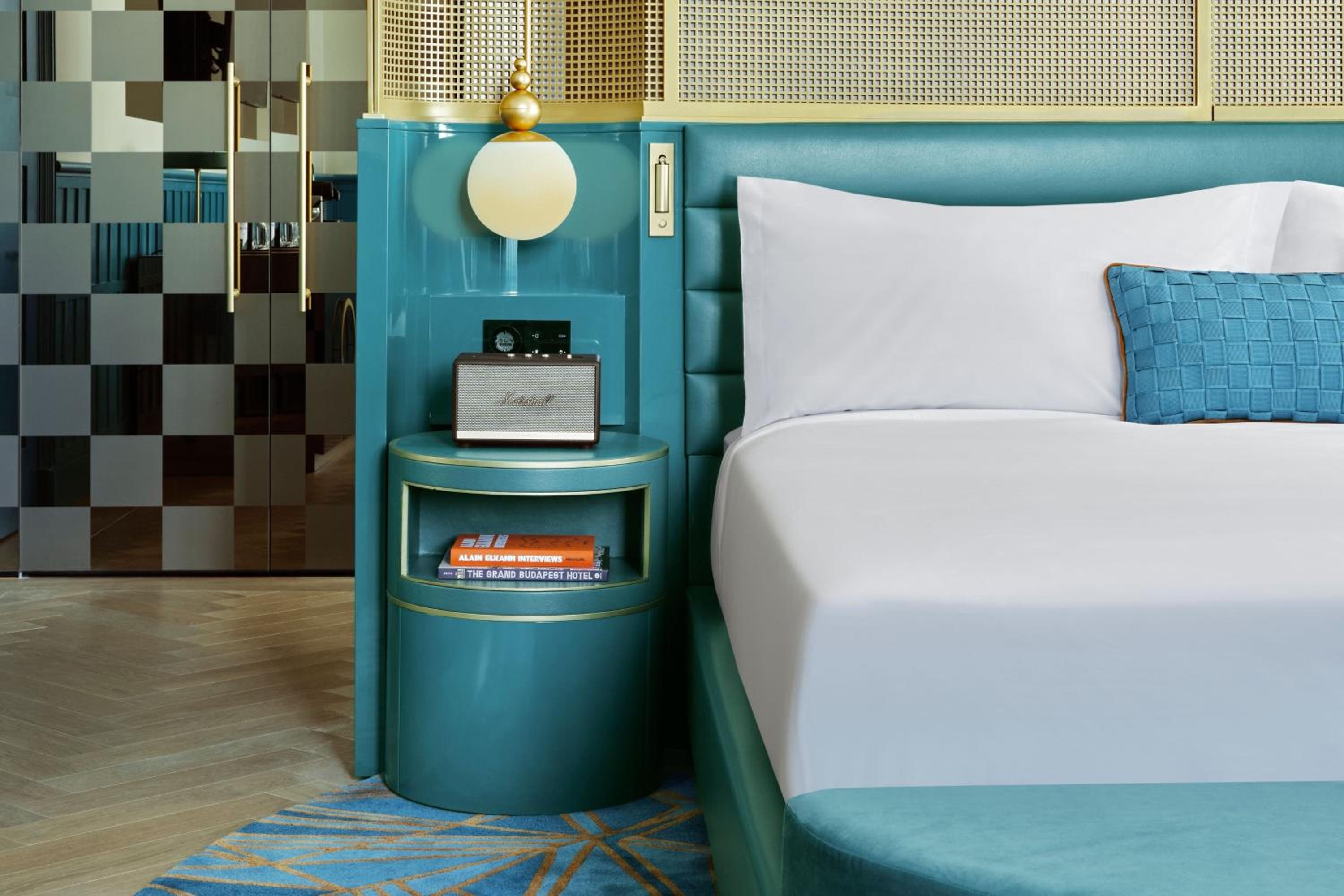 Superior King Suite with City View thumbnail 5
