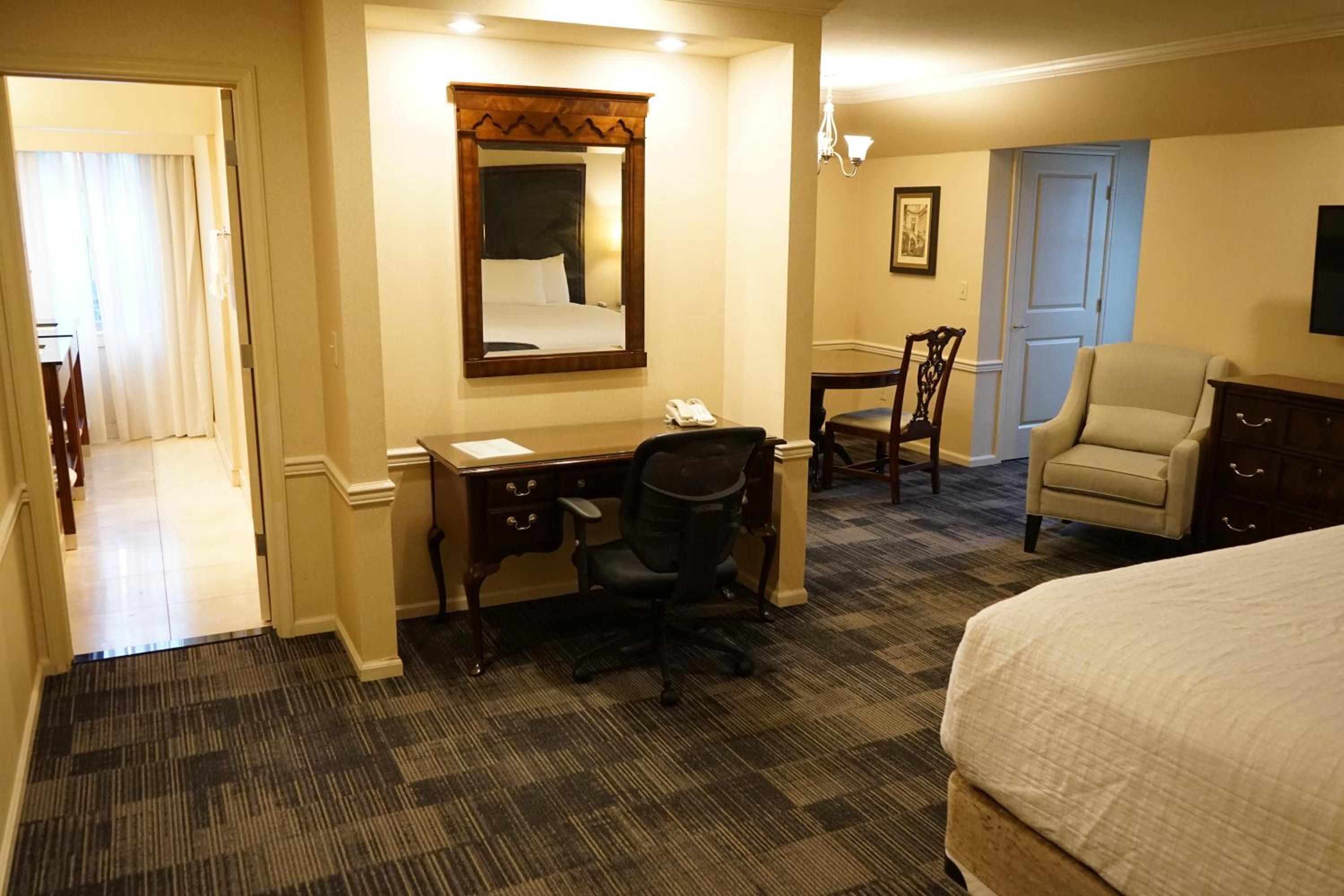 Deluxe King Studio Suite - Non-Smoking - Photo 2