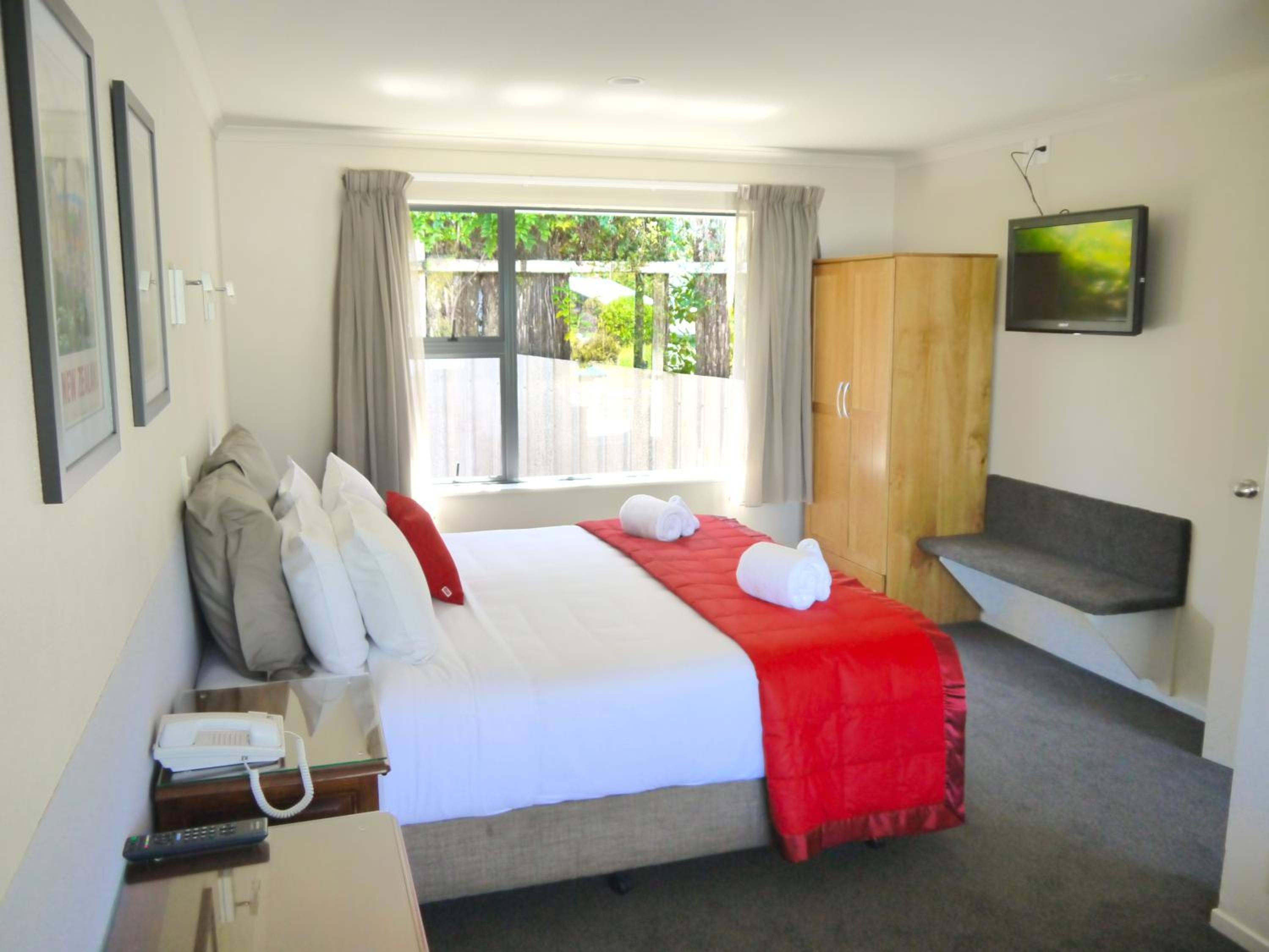 One-Bedroom Apartment with Kitchen and Spa Bath - Photo 23