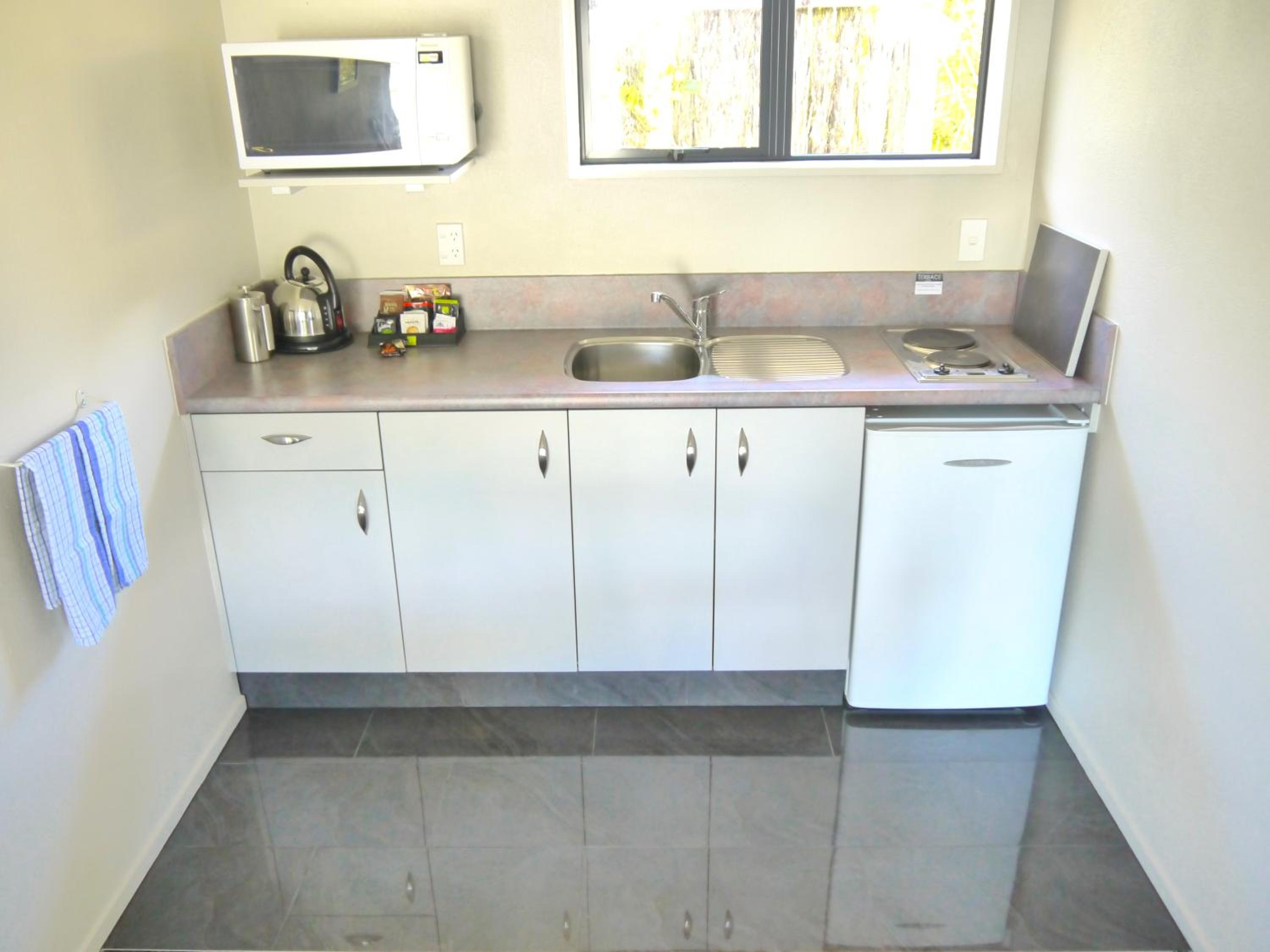 One-Bedroom Apartment with Kitchen and Spa Bath - Photo 2
