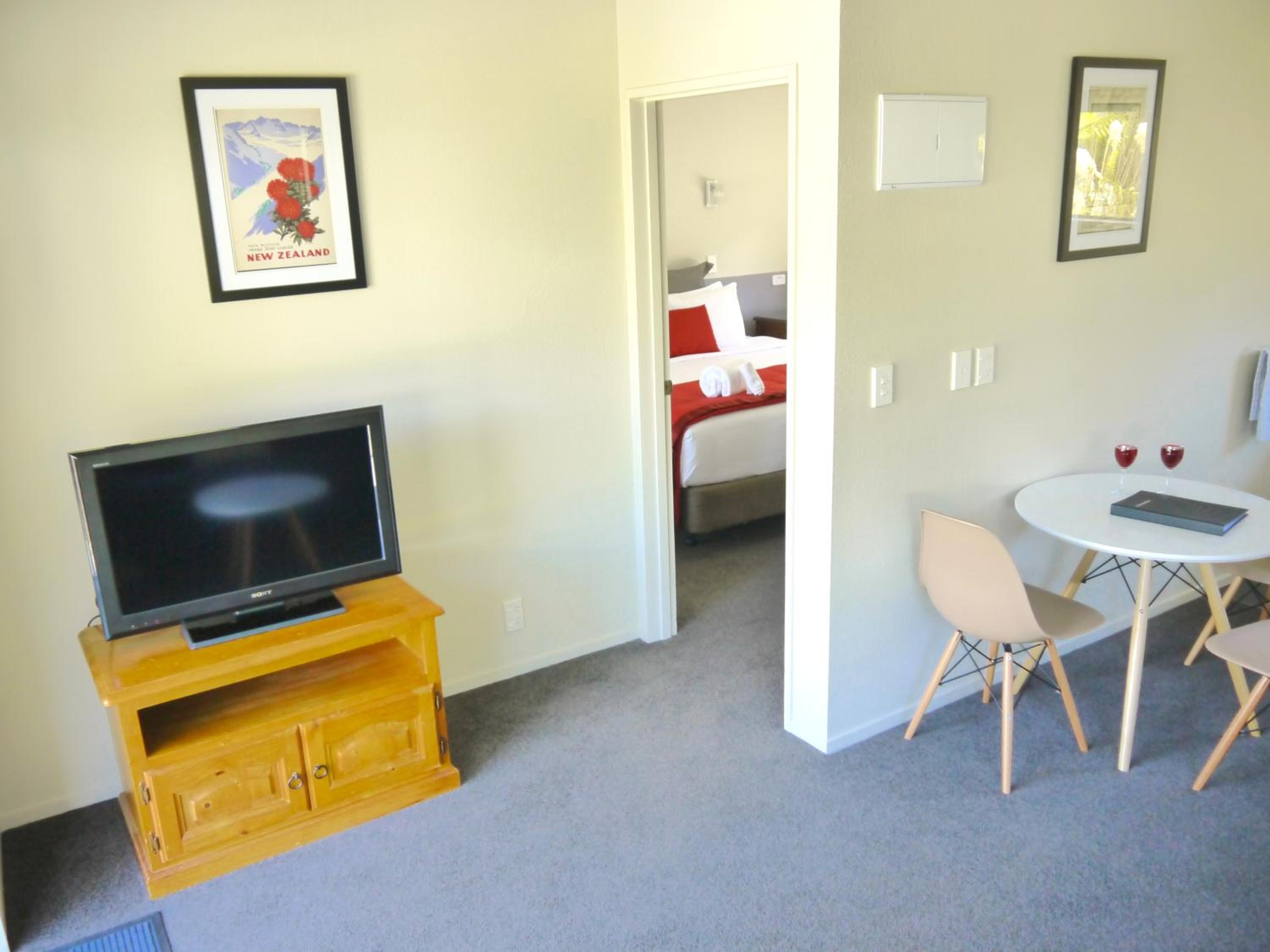 One-Bedroom Apartment with Kitchen and Spa Bath - Photo 4