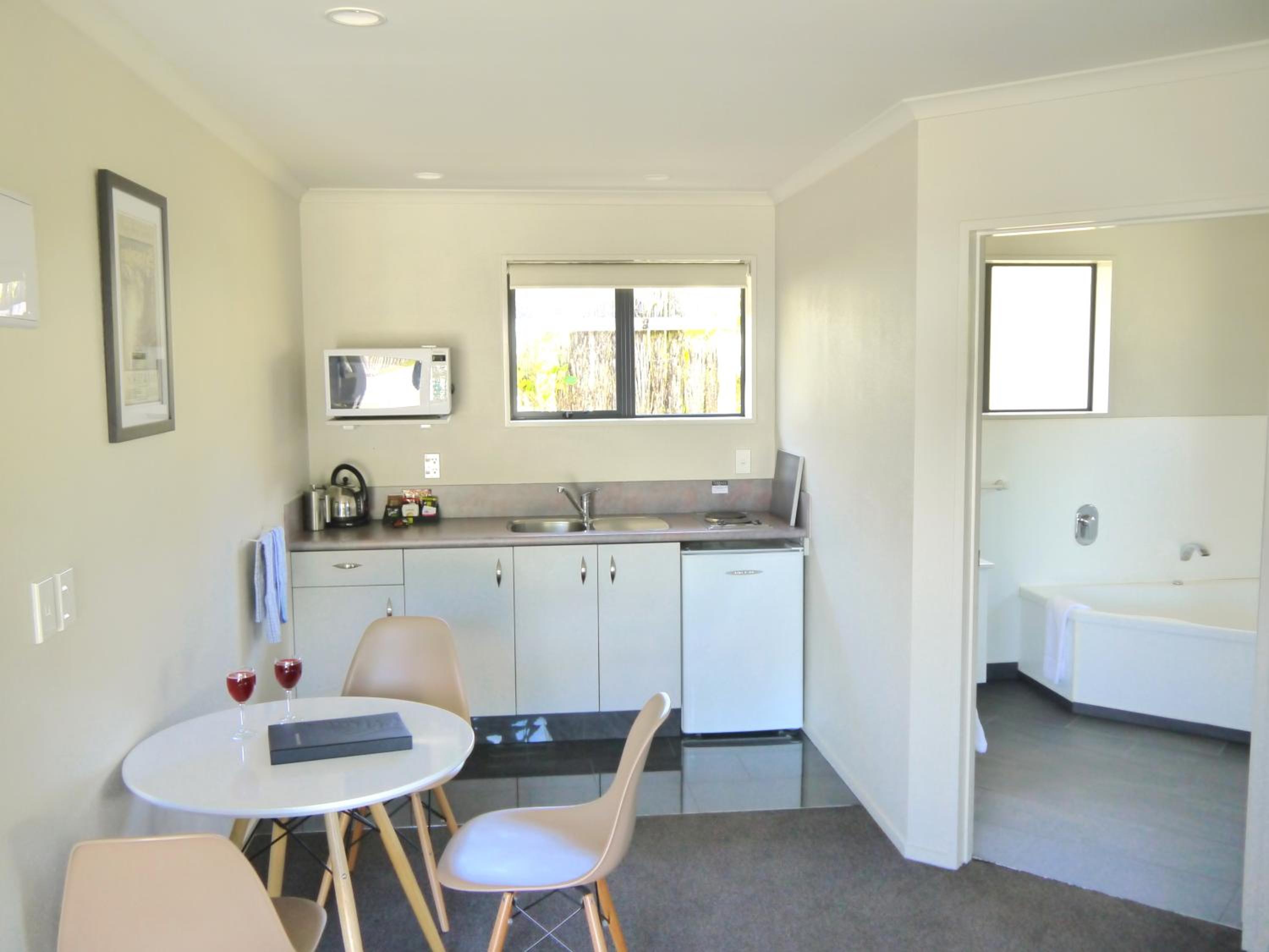 One-Bedroom Apartment with Kitchen and Spa Bath - Photo 5