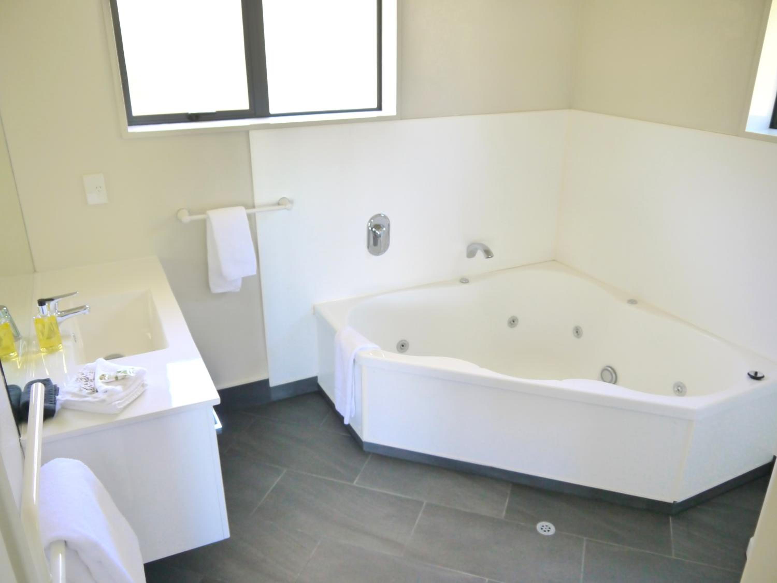 One-Bedroom Apartment with Kitchen and Spa Bath - Photo 9