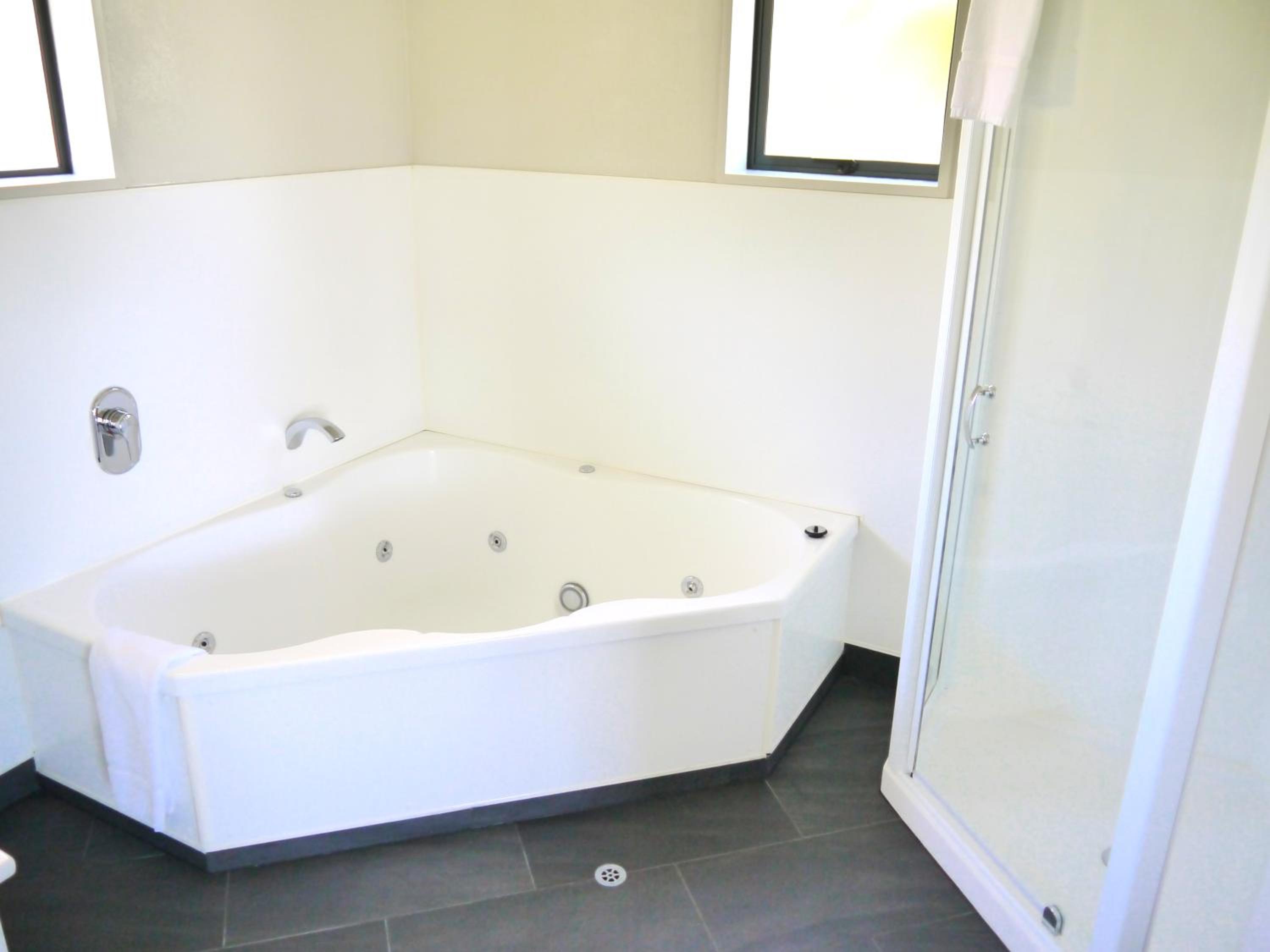 One-Bedroom Apartment with Kitchen and Spa Bath - Photo 10