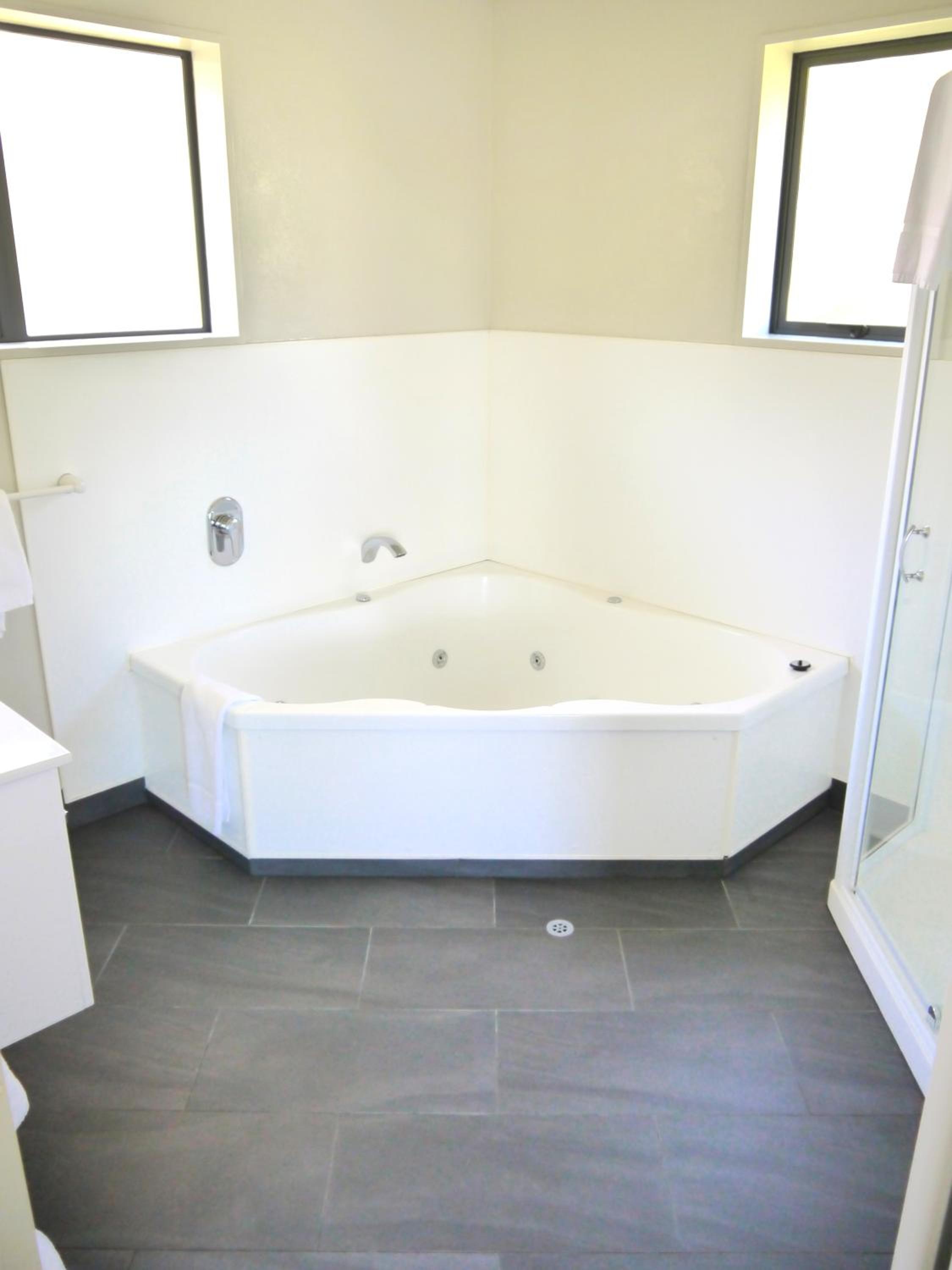One-Bedroom Apartment with Kitchen and Spa Bath - Photo 17