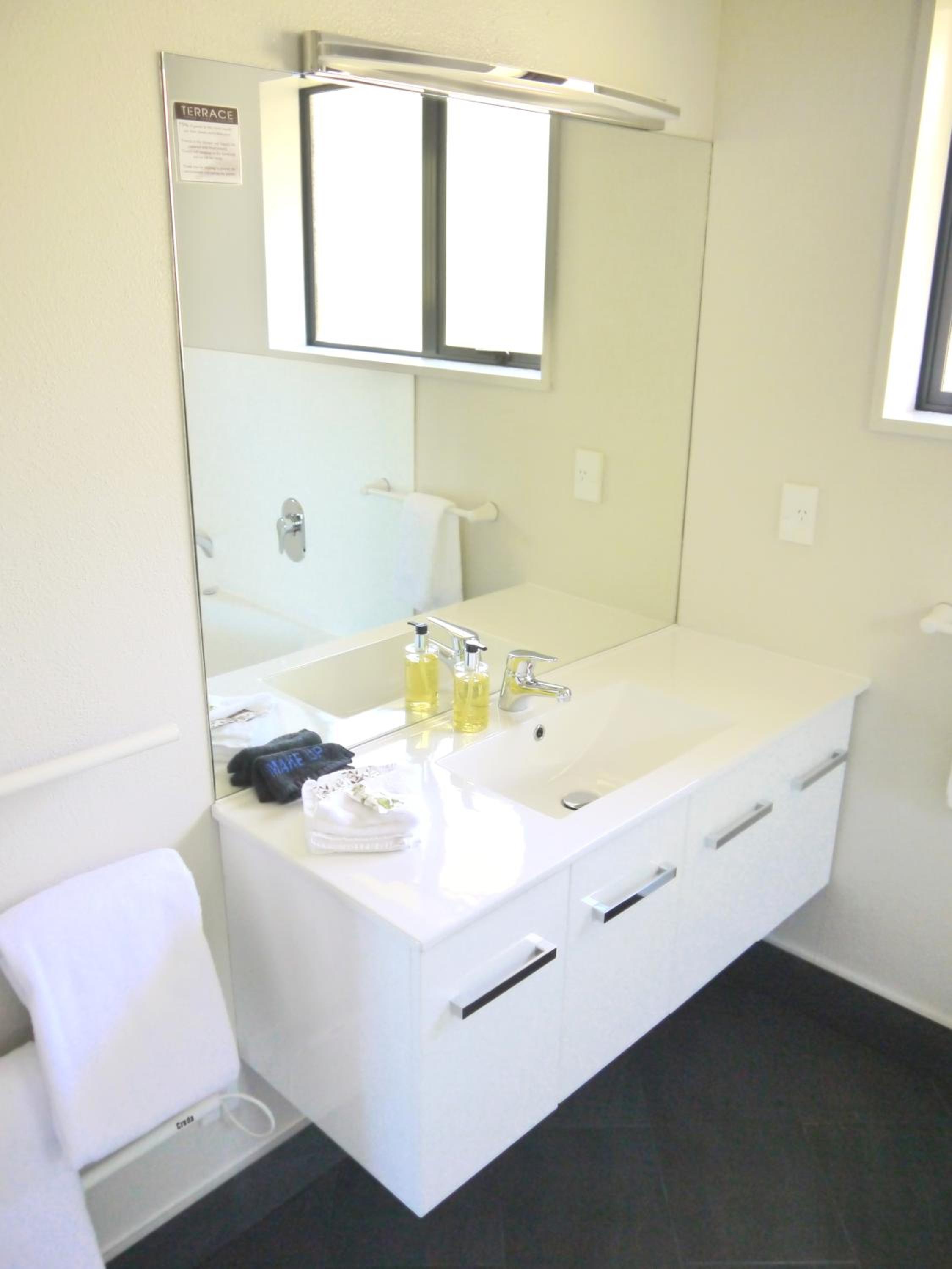 One-Bedroom Apartment with Kitchen and Spa Bath - Photo 15