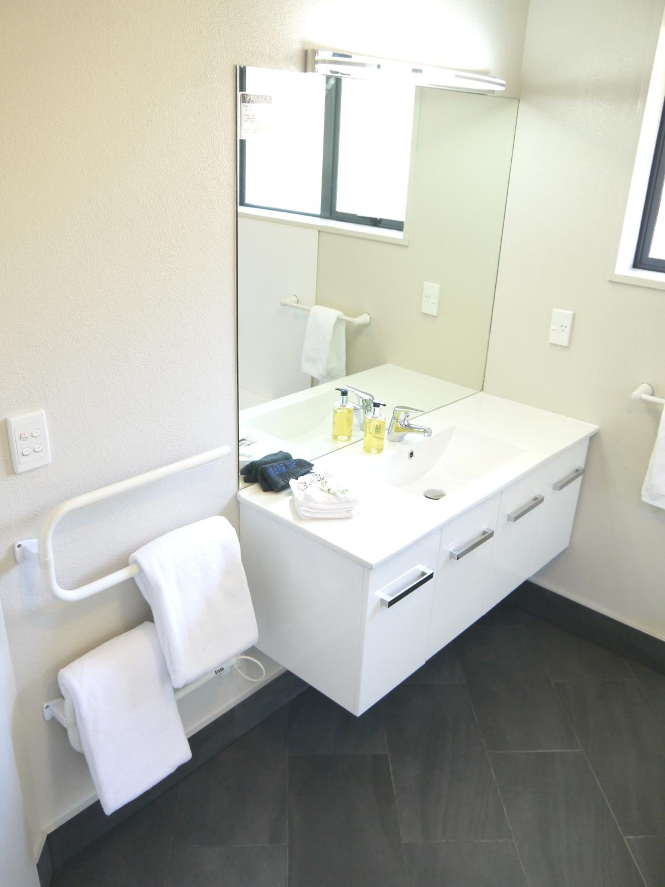 One-Bedroom Apartment with Kitchen and Spa Bath - Photo 11