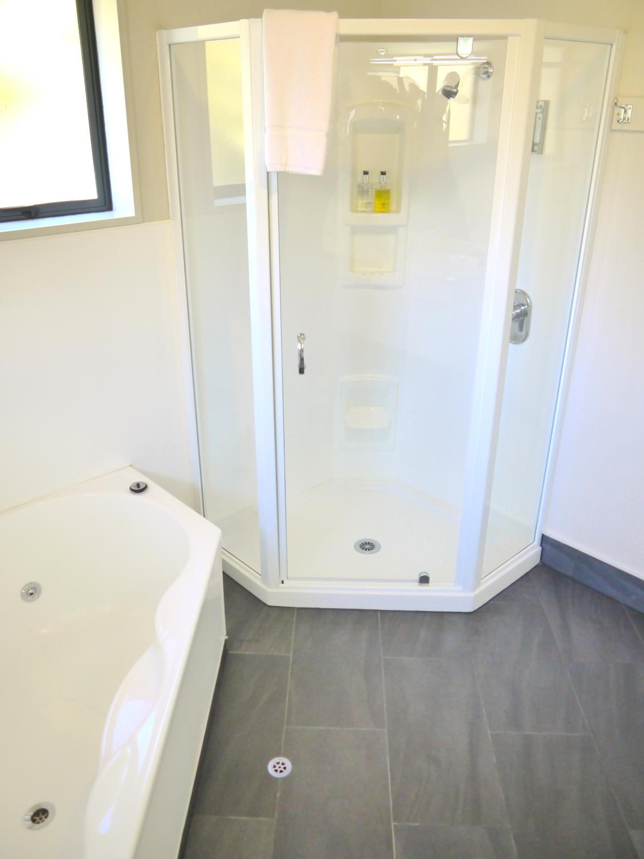 One-Bedroom Apartment with Kitchen and Spa Bath - Photo 18
