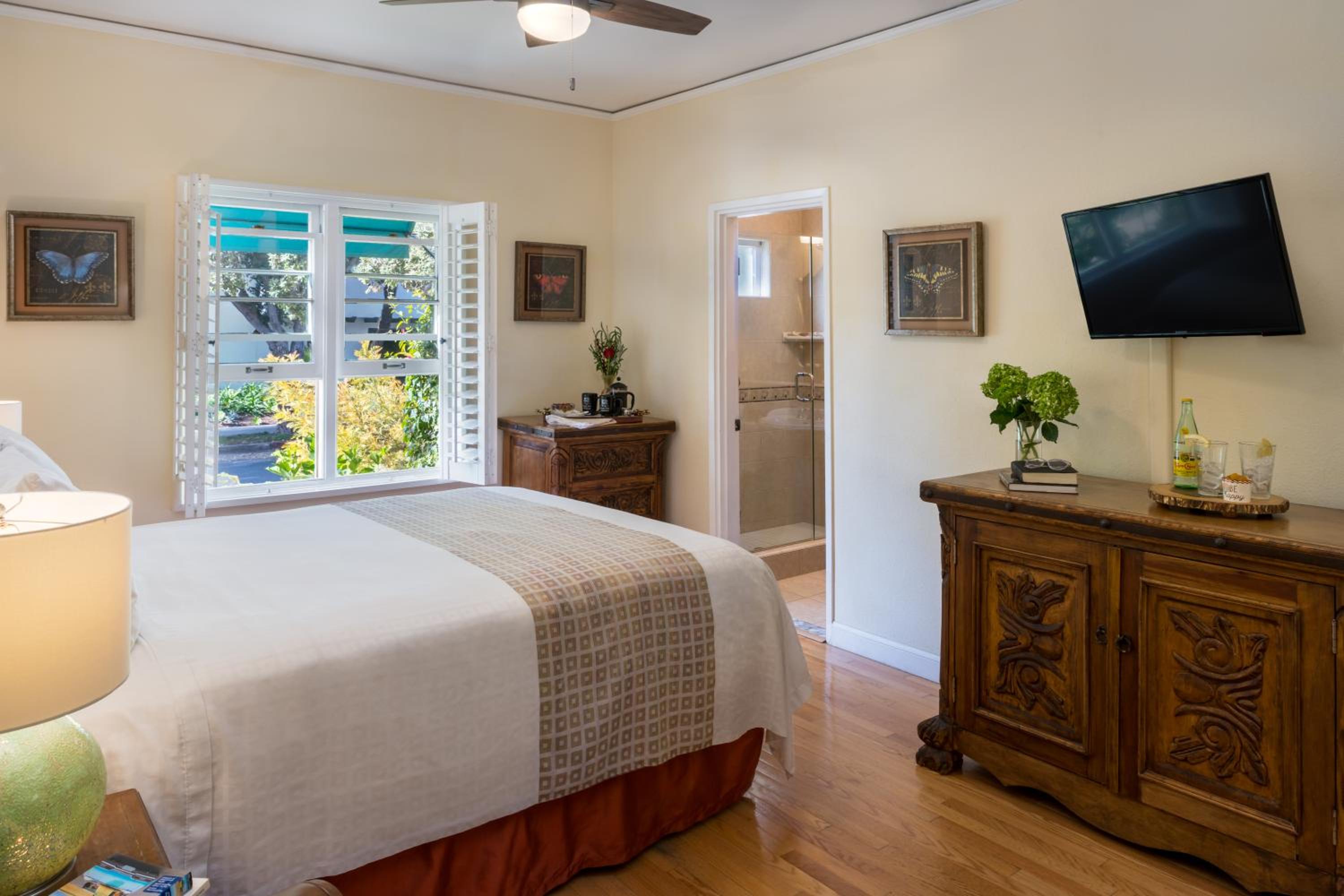 Queen Room - Photo 8
