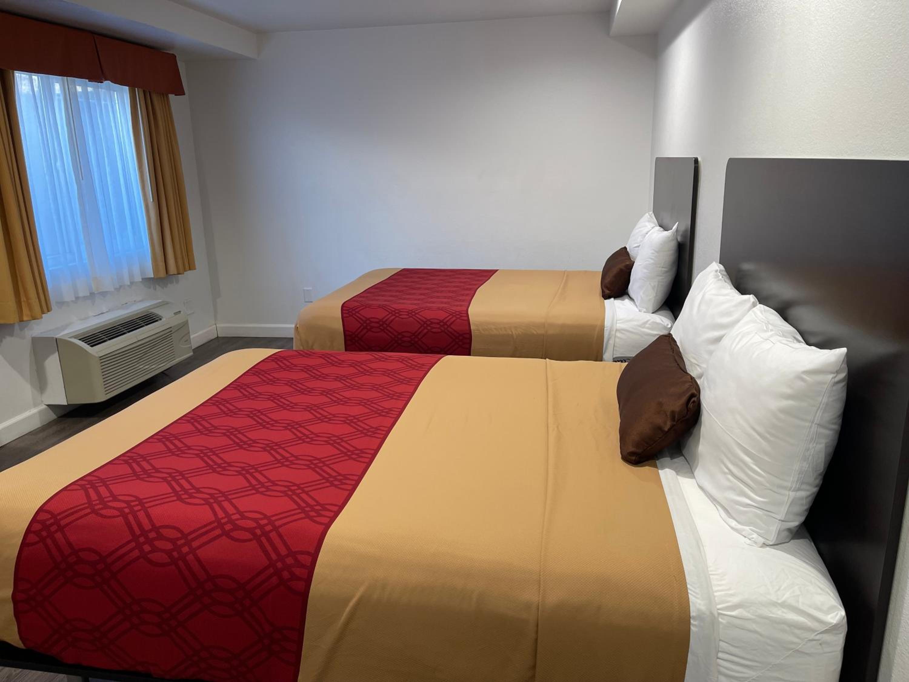 Queen Room with Two Queen Beds - Photo 1