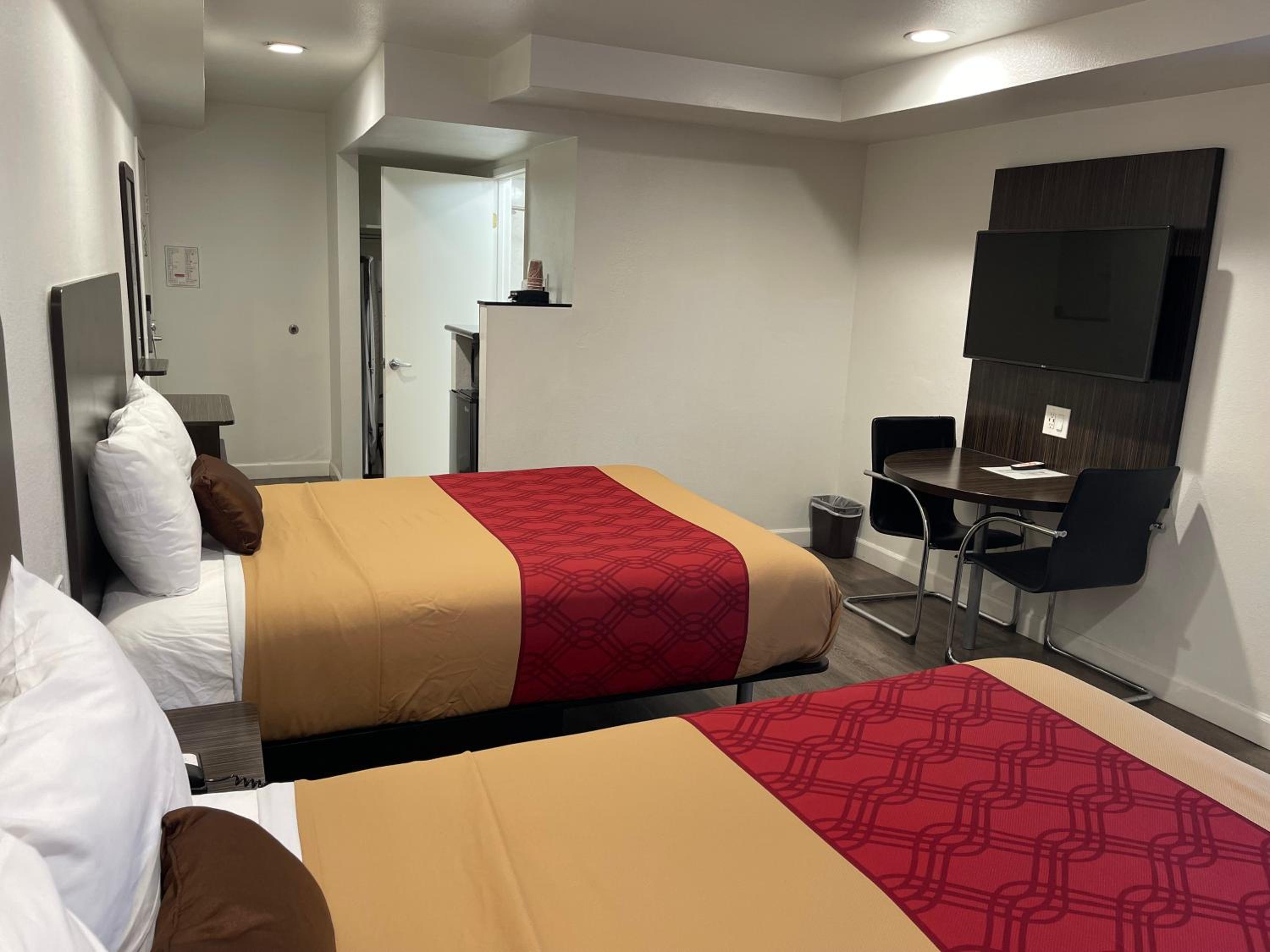 Queen Room with Two Queen Beds - Photo 2