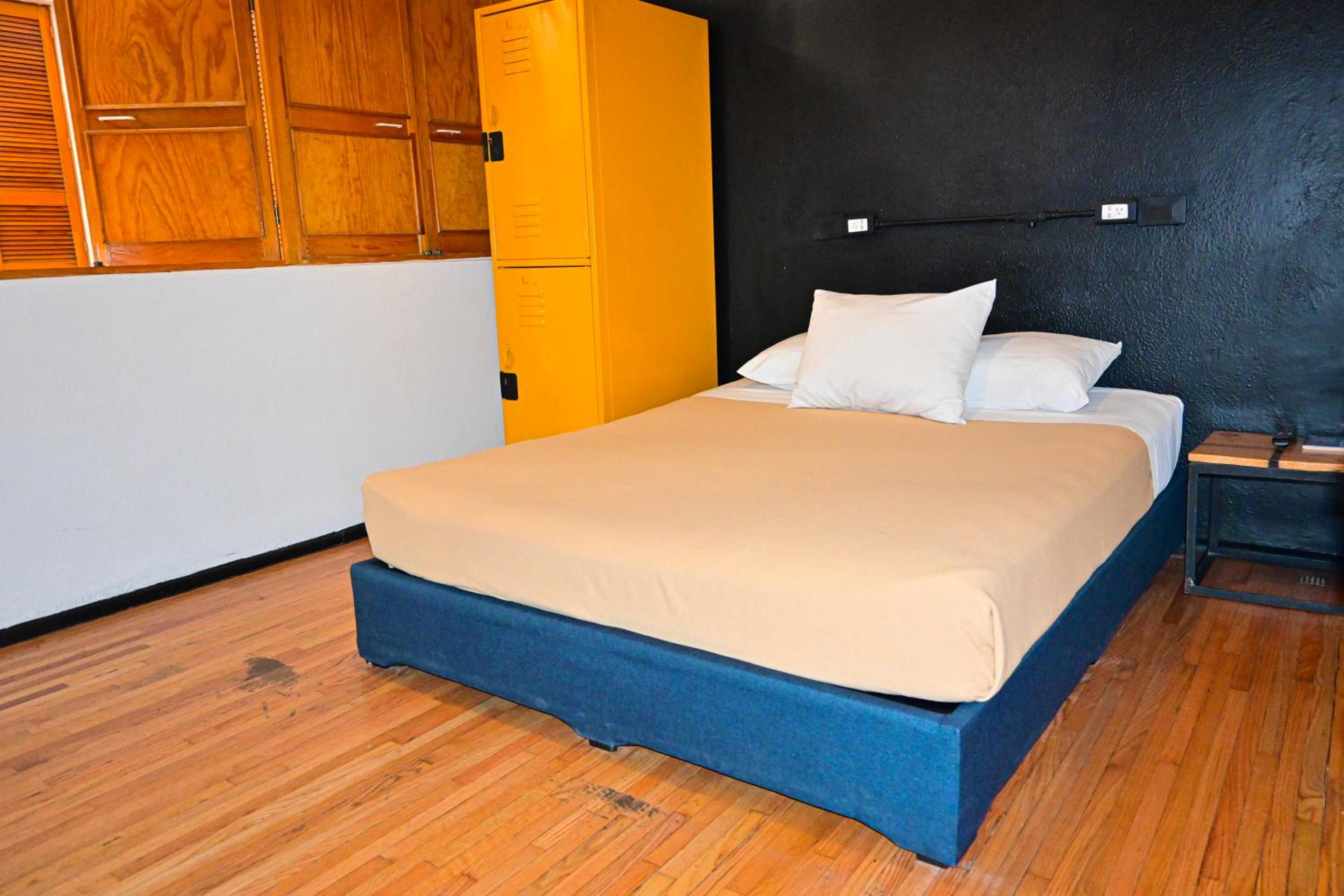 Double Room with Shared Bathroom photo 3