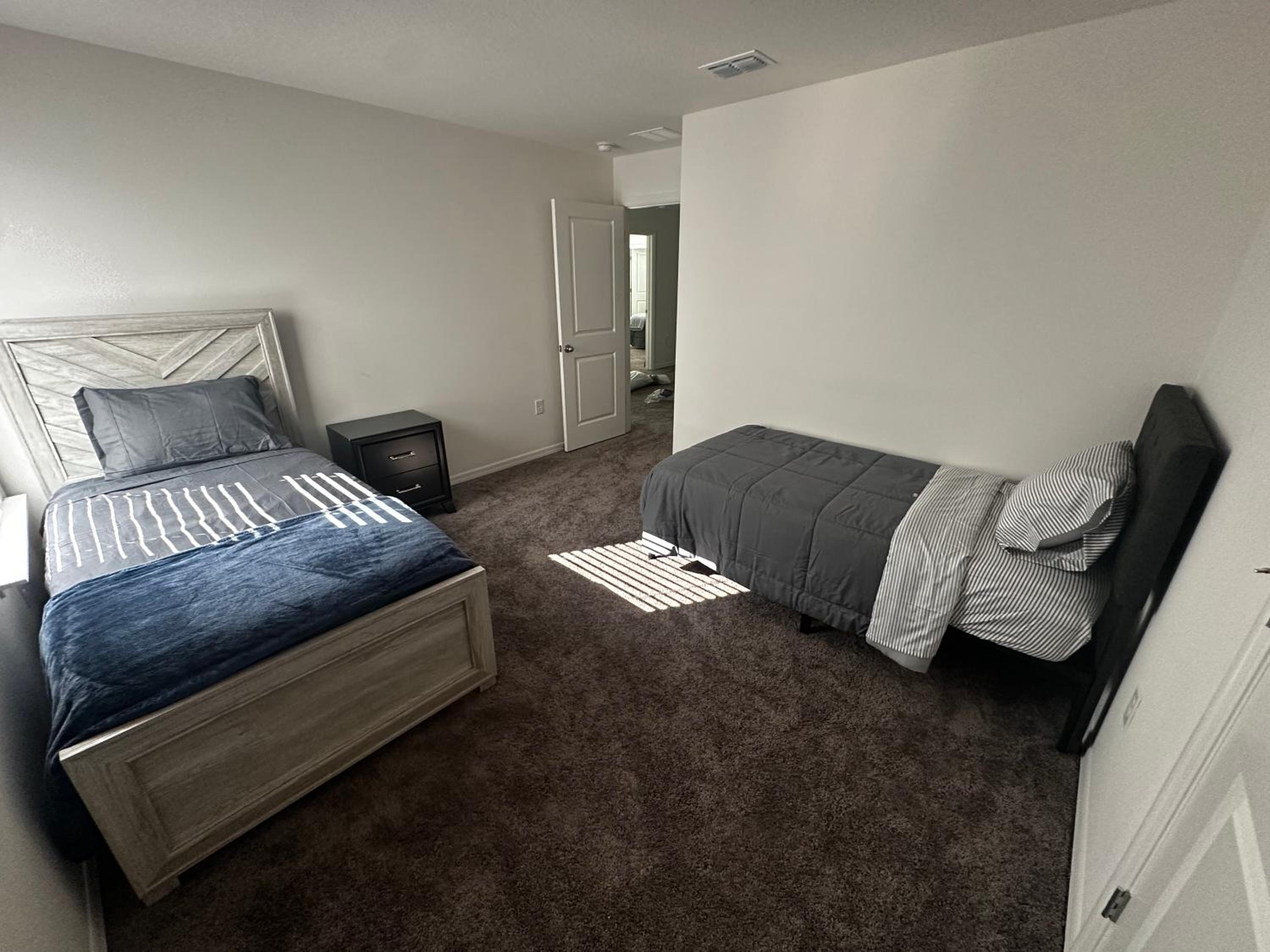 Five-Bedroom House photo 1