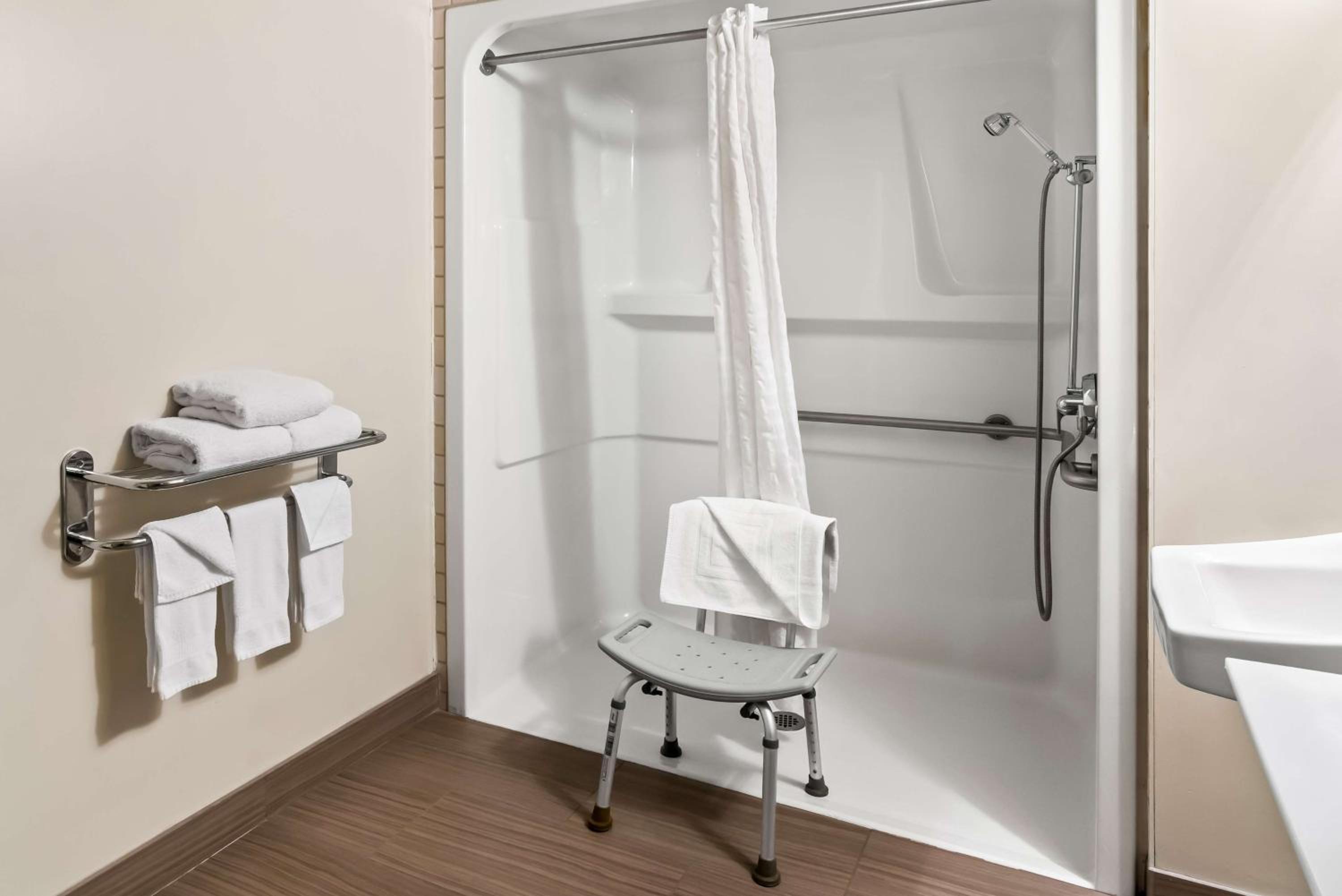Queen Room - Mobility Access - Photo 5