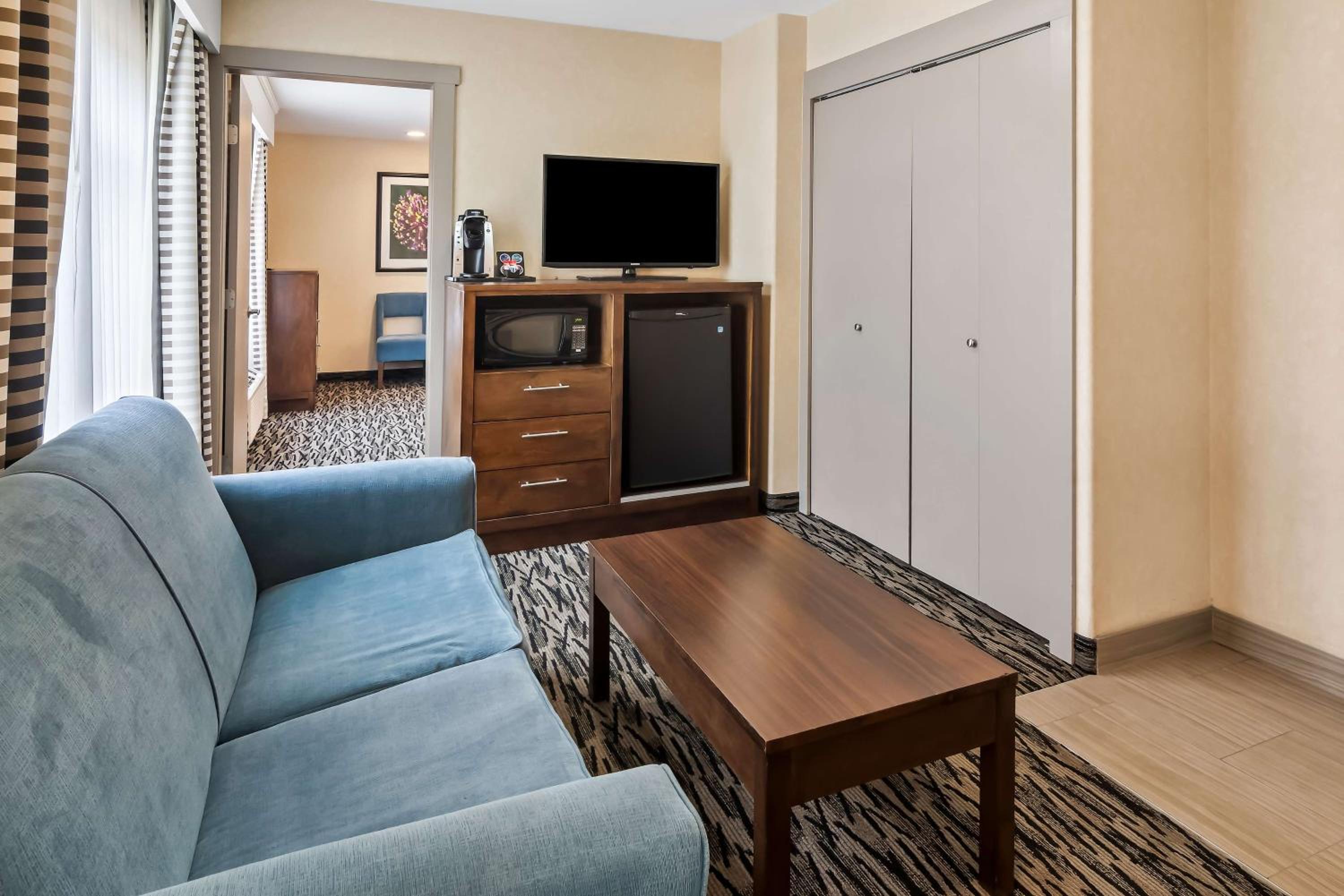 Large King Suite with Sofa Bed - Non-Smoking - Photo 3