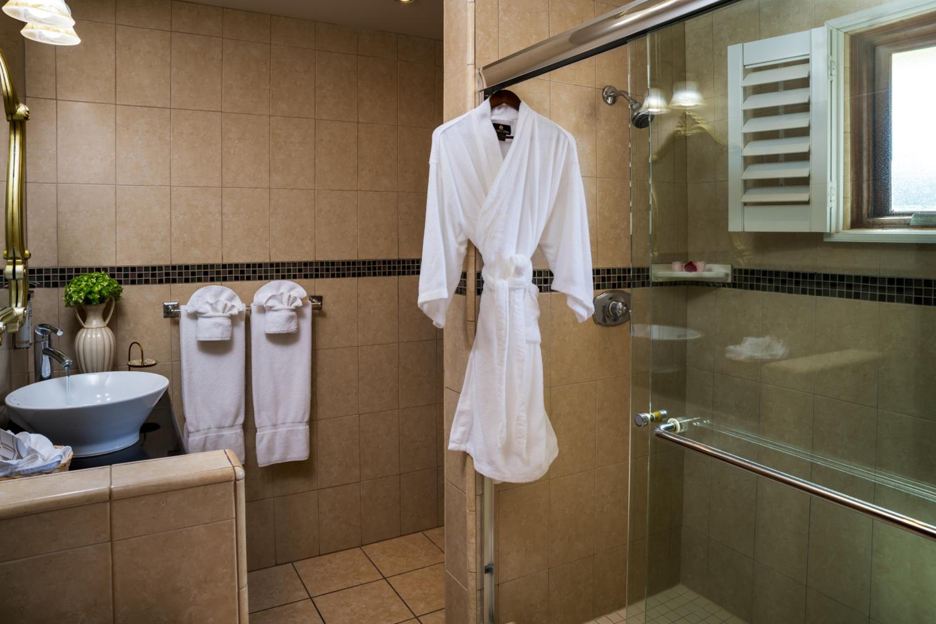 Deluxe King Studio Suite - Photo 15