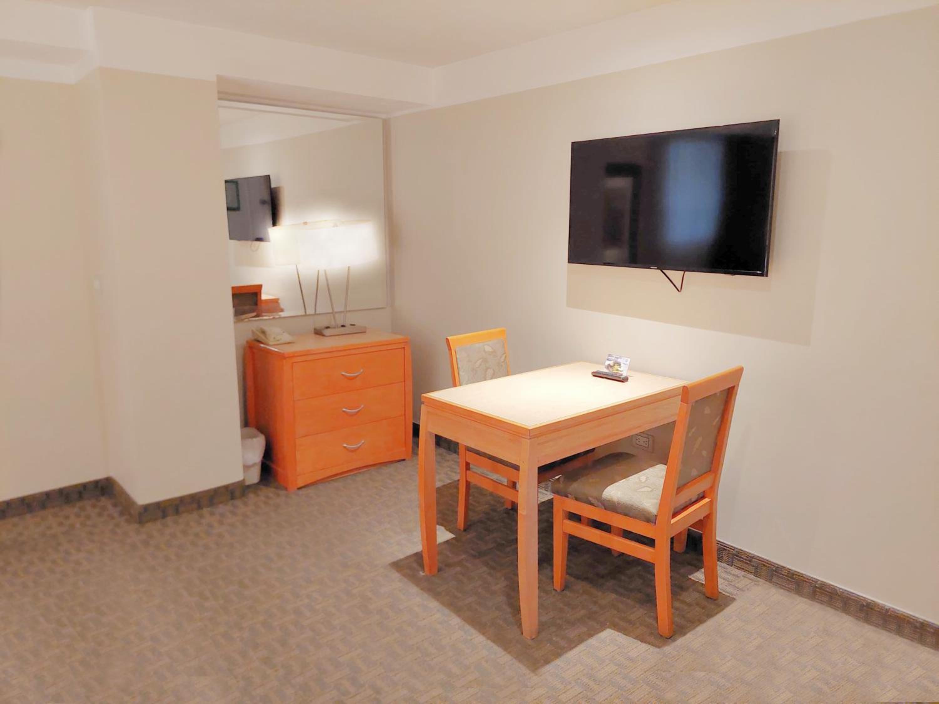 Premium King Room - Photo 2