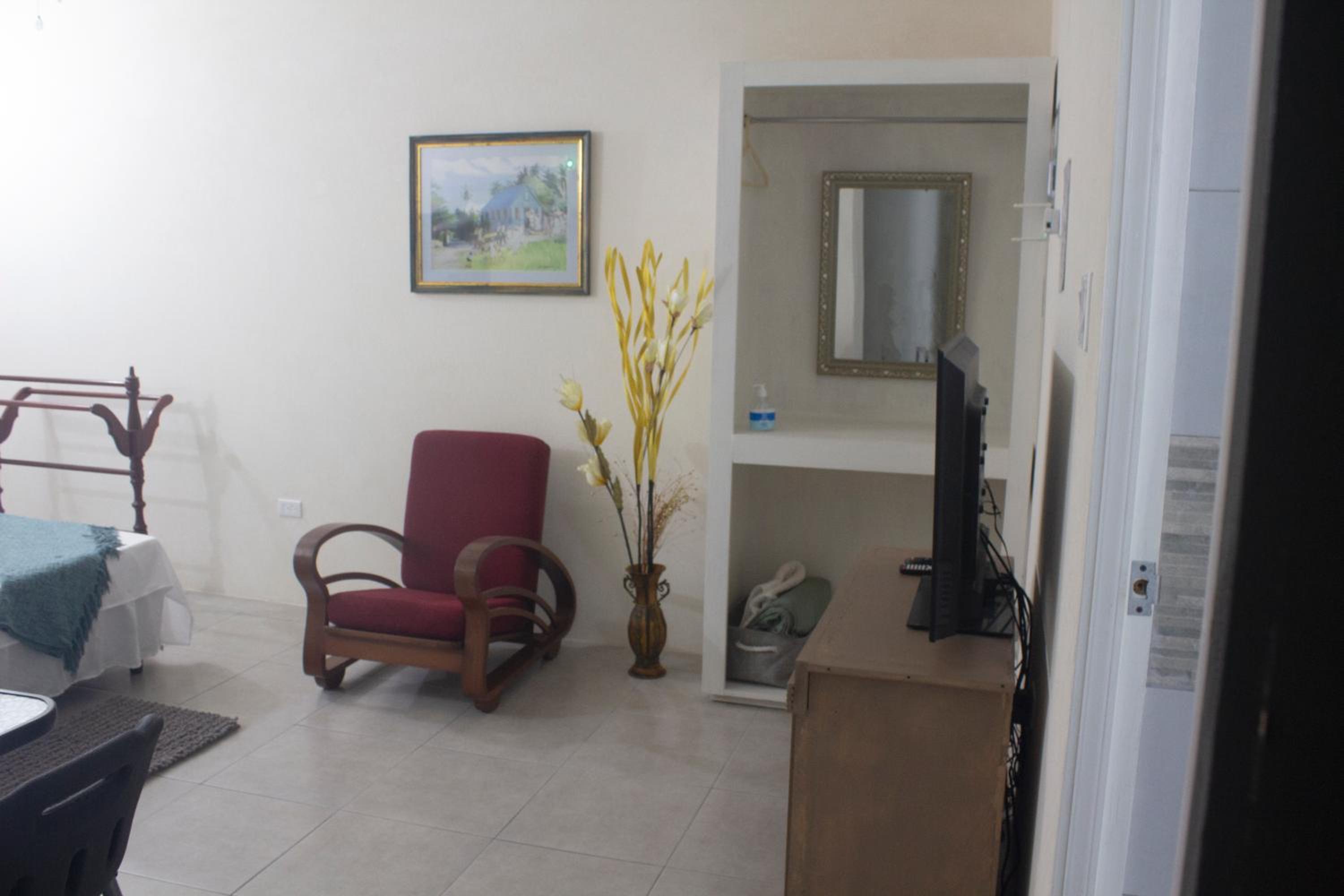 One-Bedroom Apartment photo 1