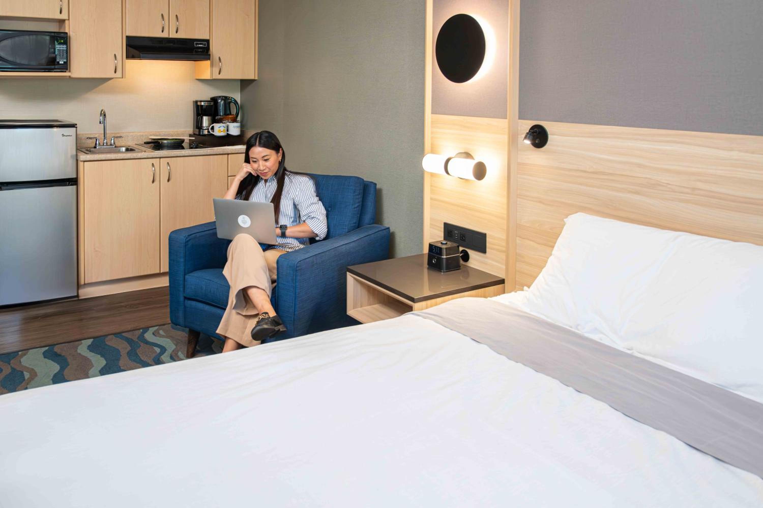 Queen Bed Kitchenette - Photo 7