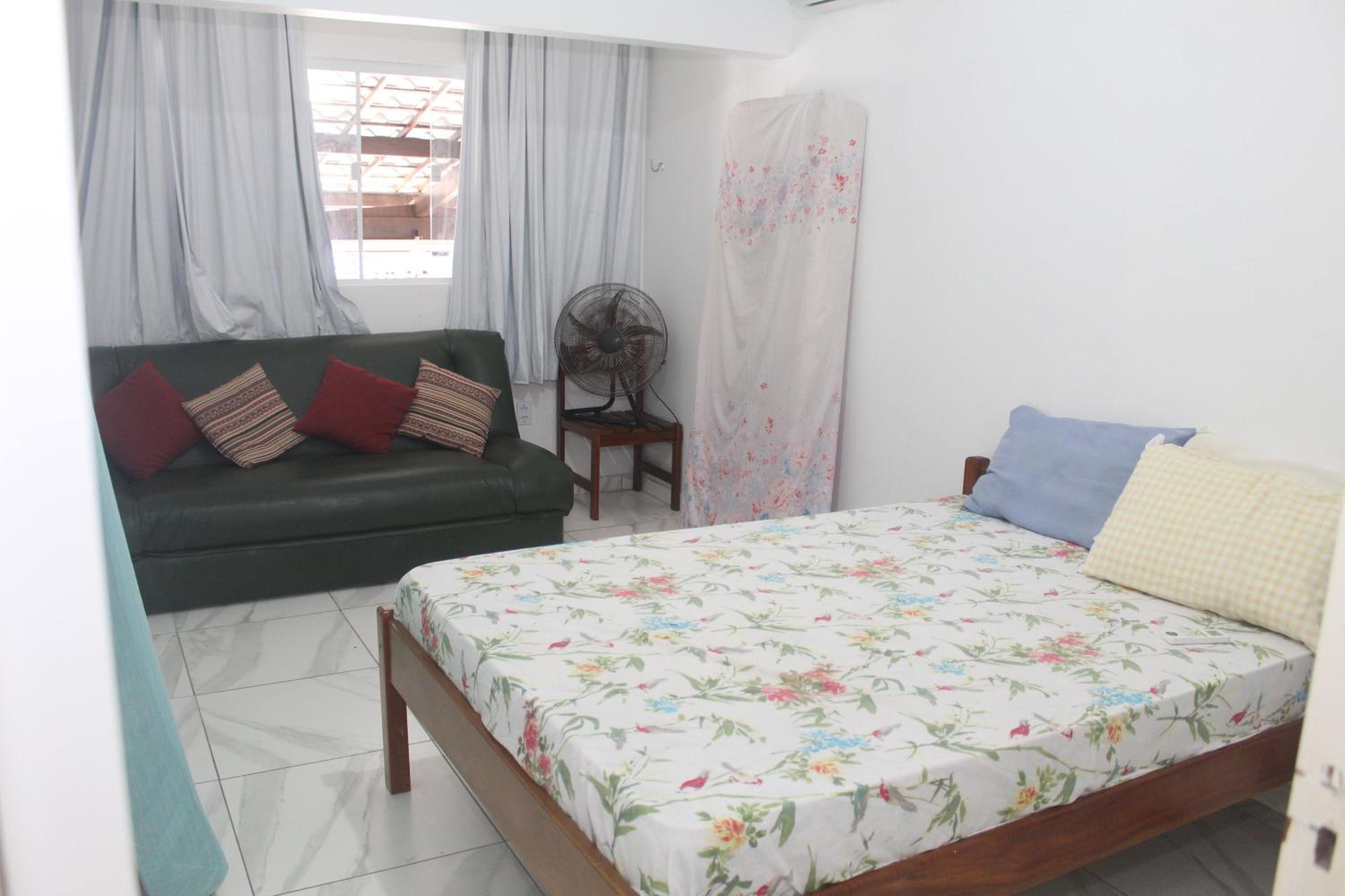 Five-Bedroom House photo 1