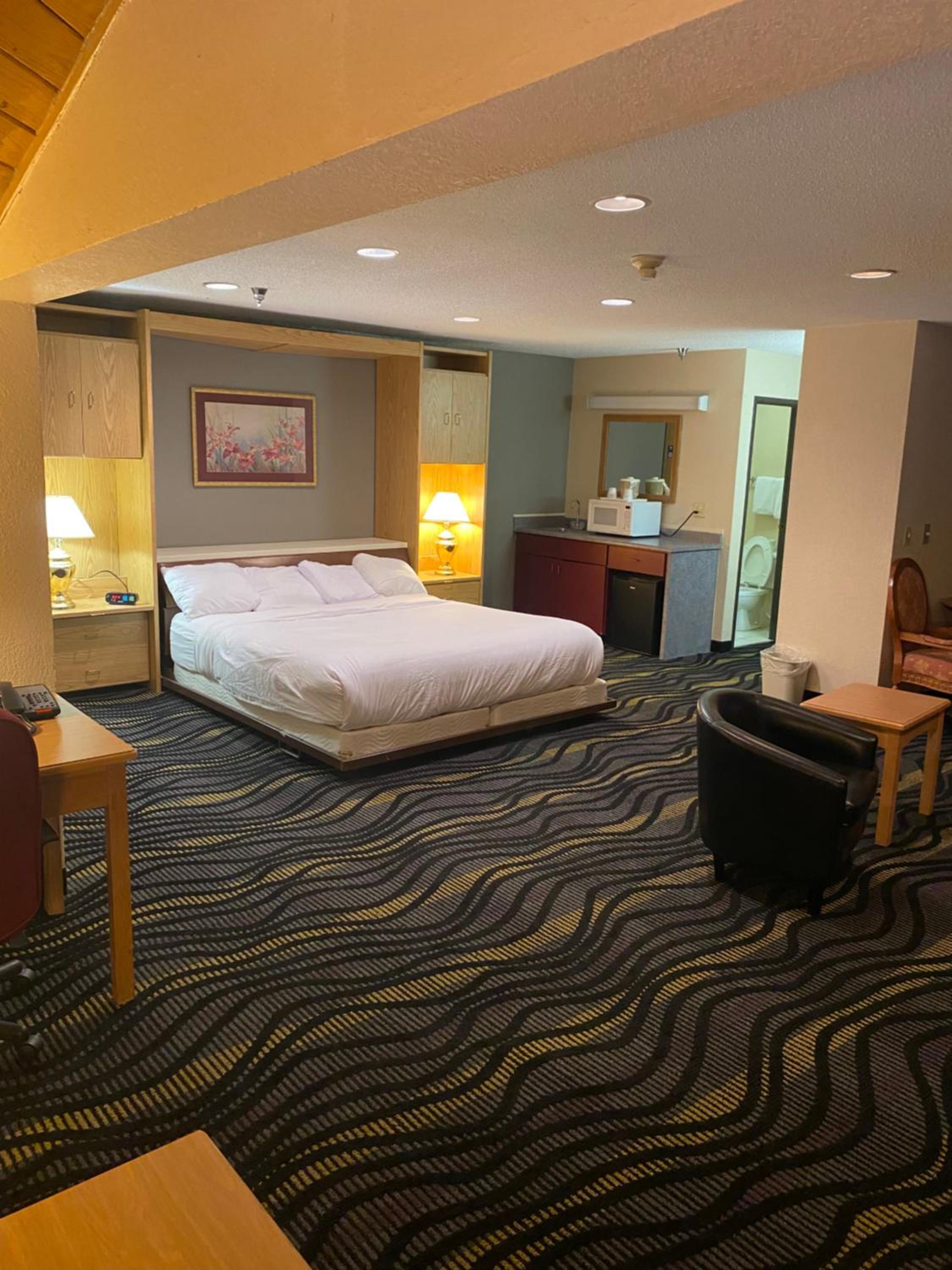 King Suite with Jetted Tub - Non-Smoking - Photo 1