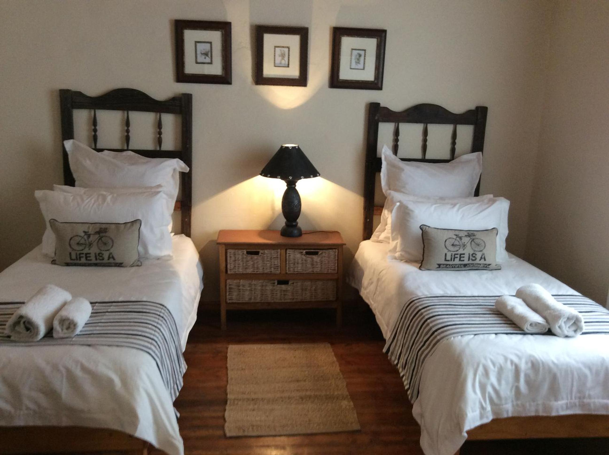 Three-Bedroom Cottage - Photo 2