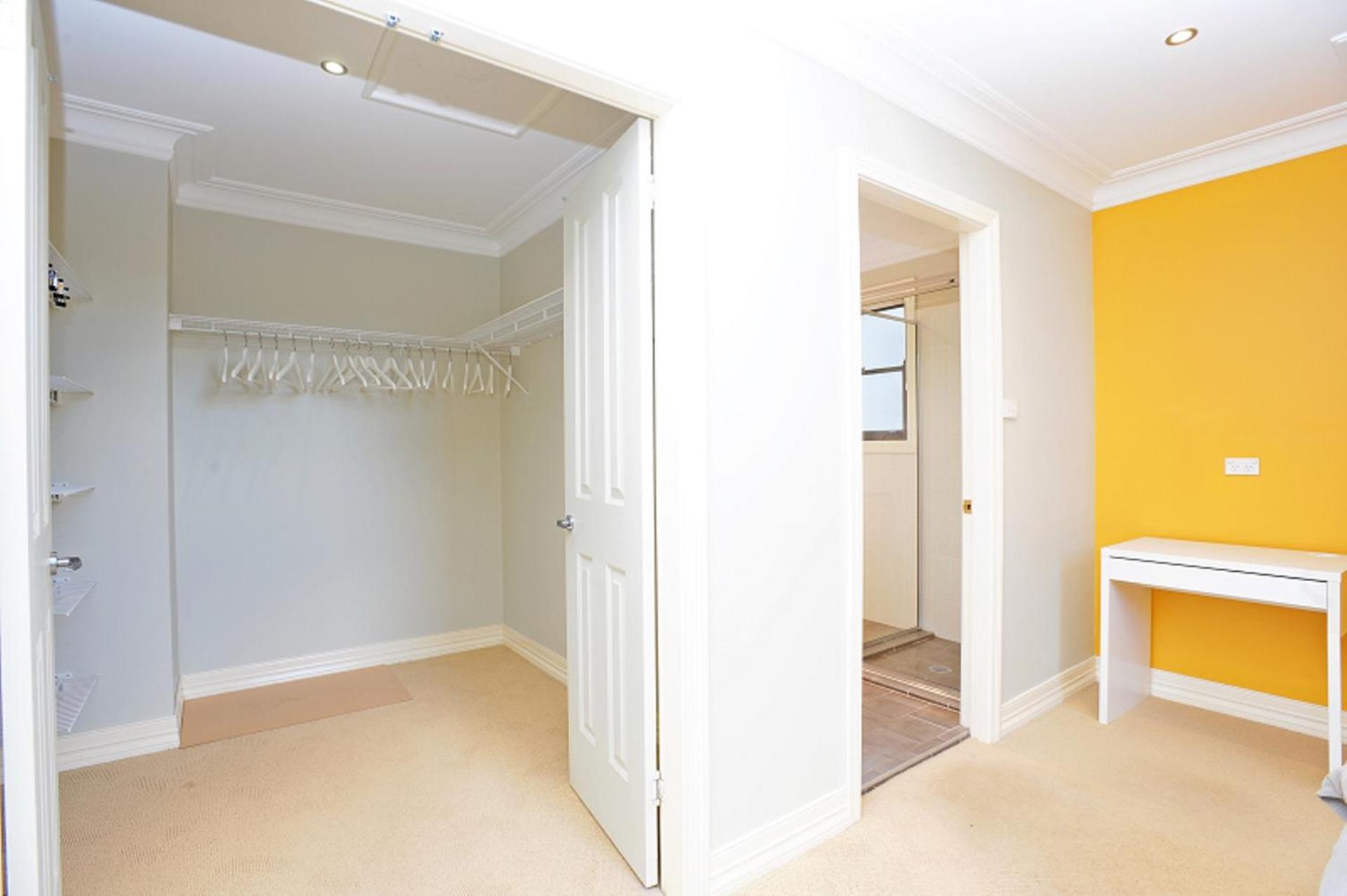 Five-Bedroom House photo 3