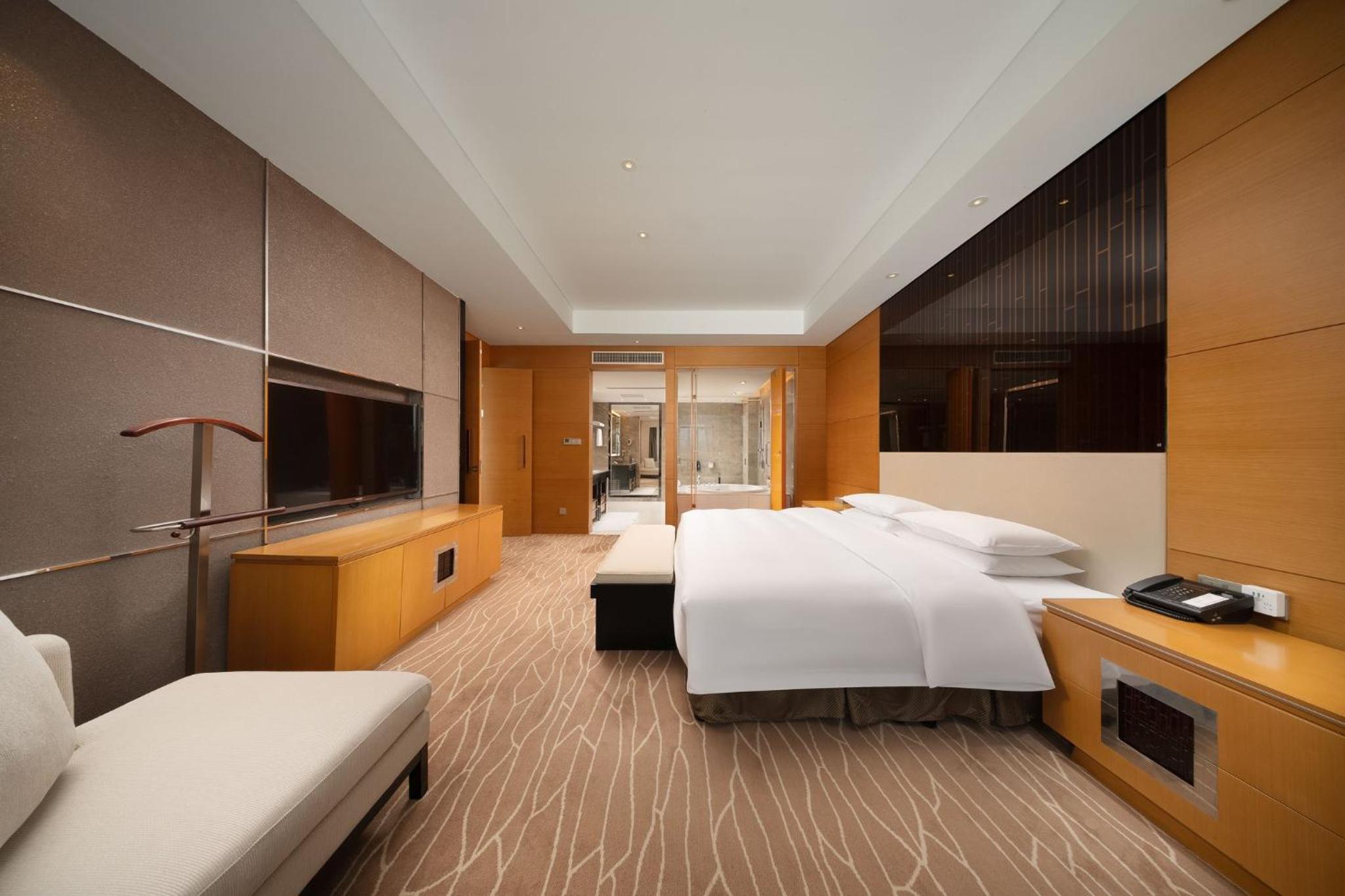 One-Bedroom King Suite with Lake View