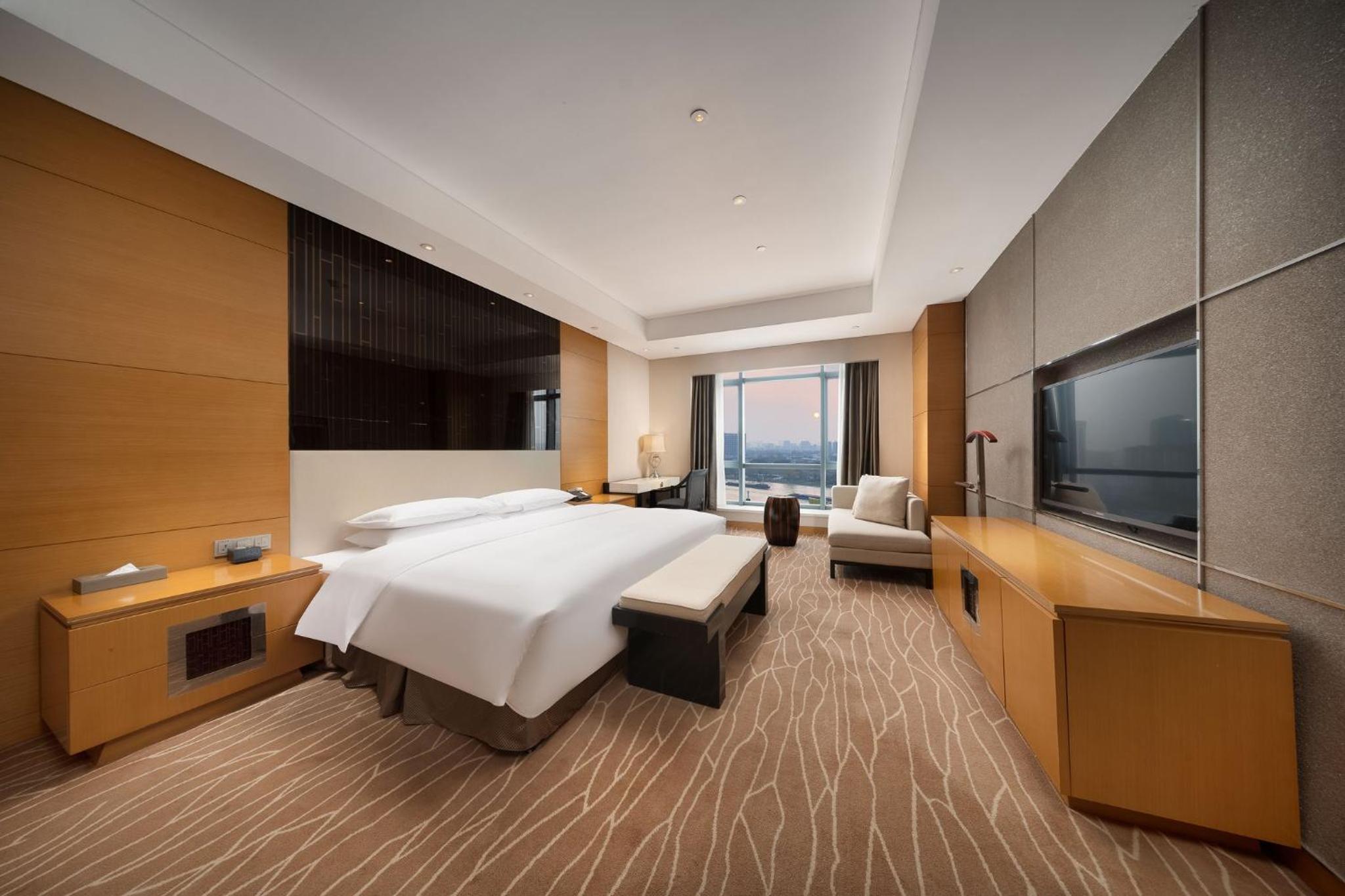 One-Bedroom King Suite with Lake View photo 2