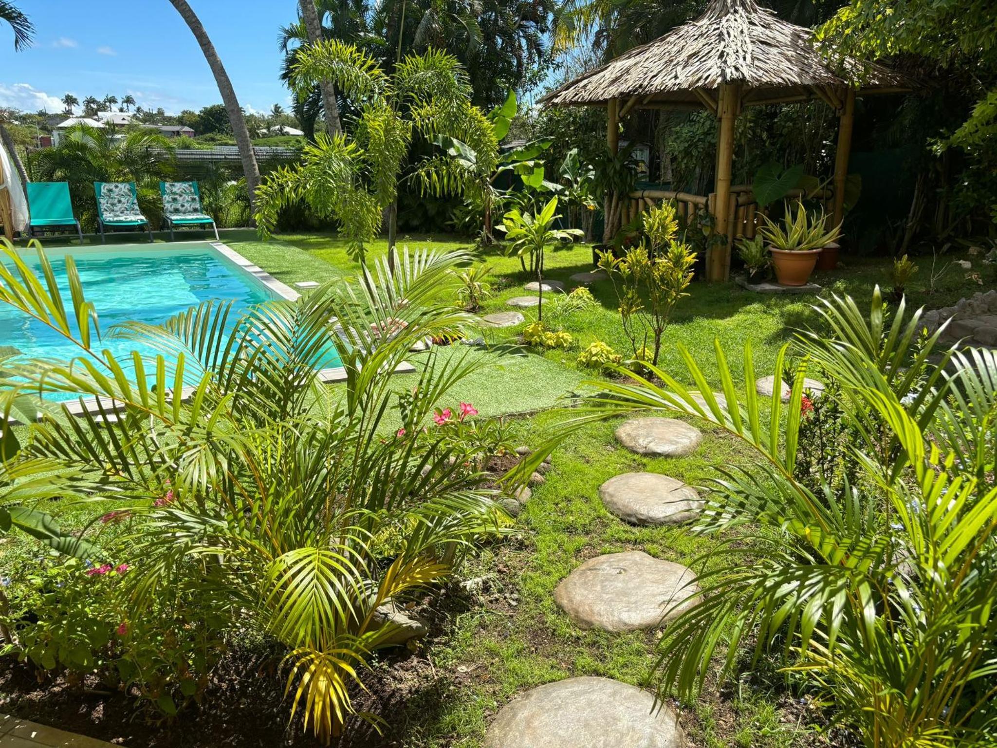 One-Bedroom Apartment with Pool View photo 2