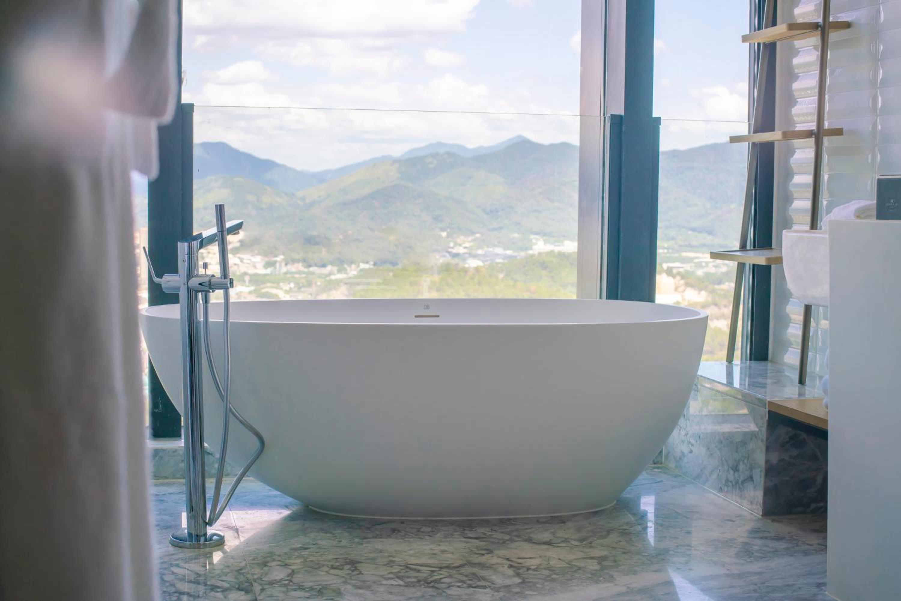 Premium King Room with Mountain View - Photo 2
