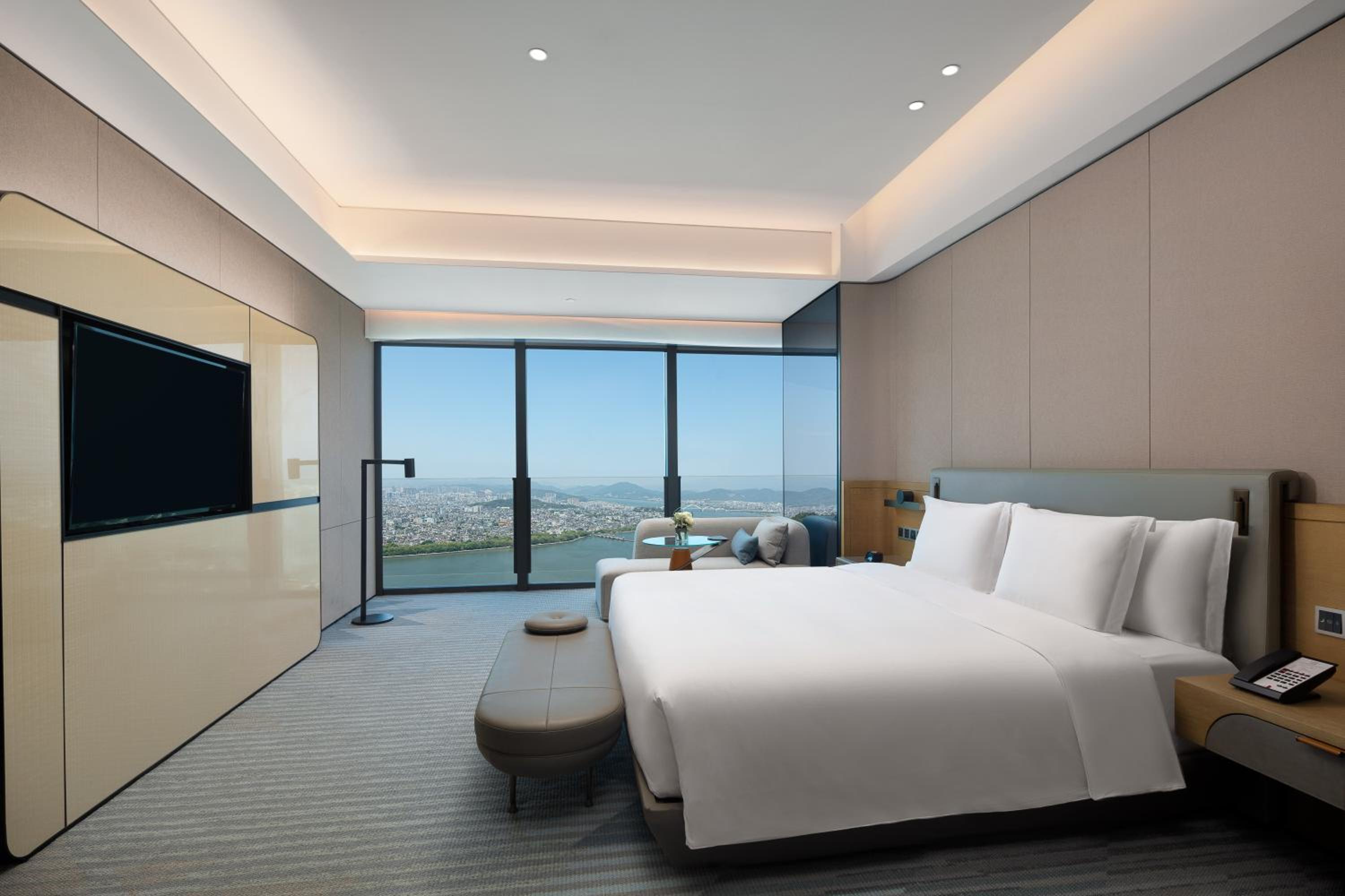 One-Bedroom King Suite with Bridge View photo 3