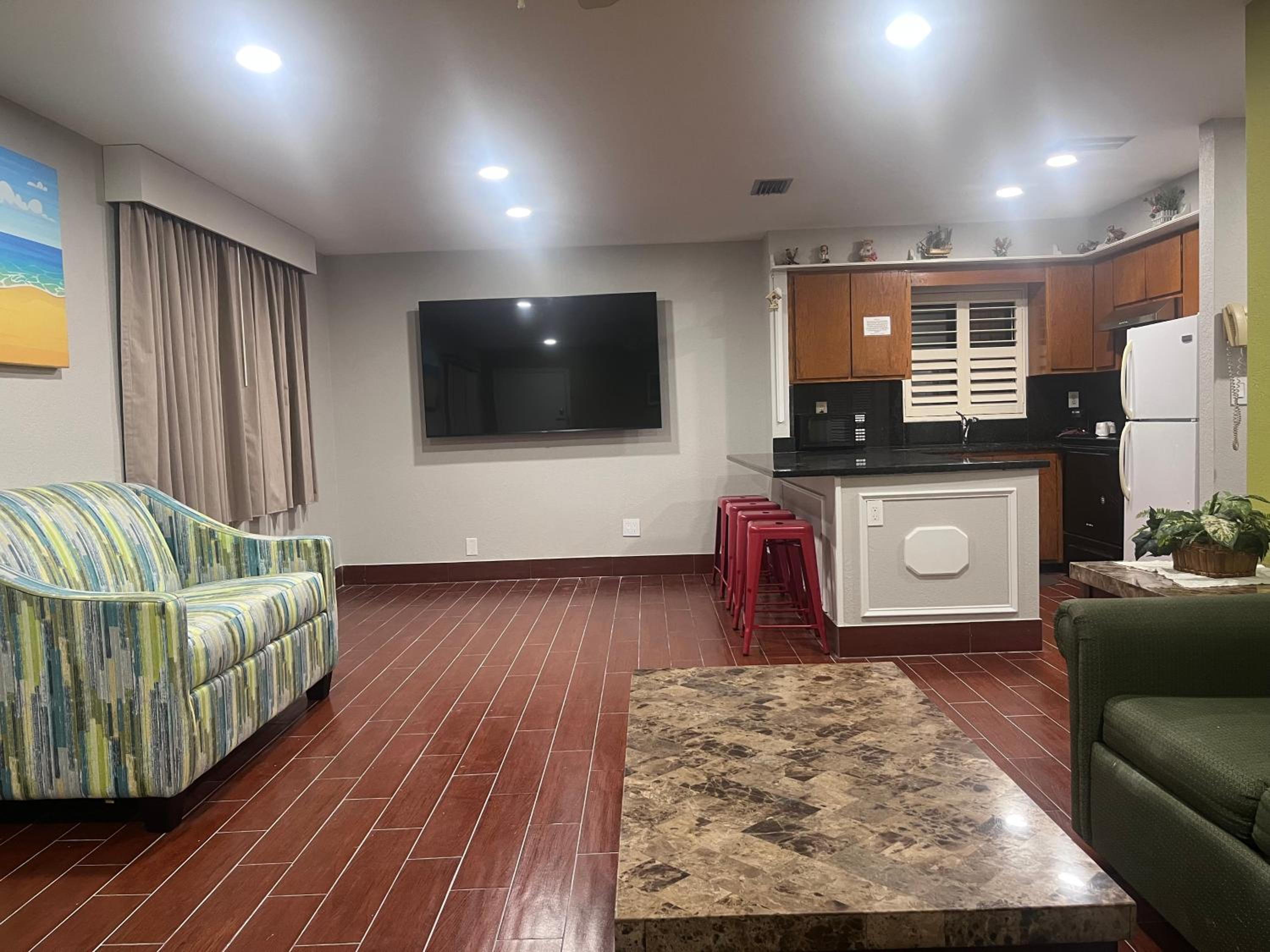 Two-Bedroom Family Suite with Two Queen Beds - Non-Smoking - Photo 6