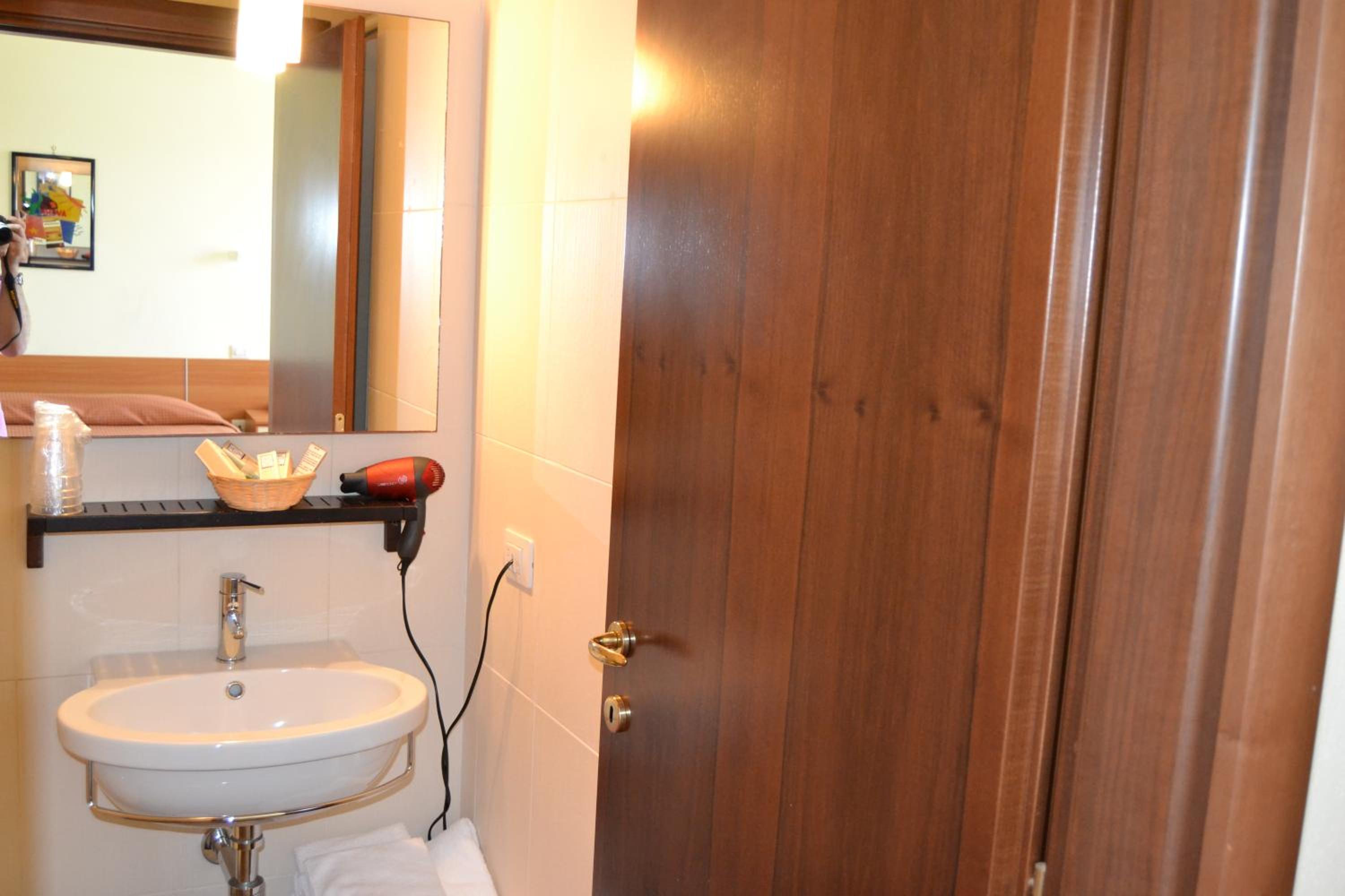 Single Room photo 3